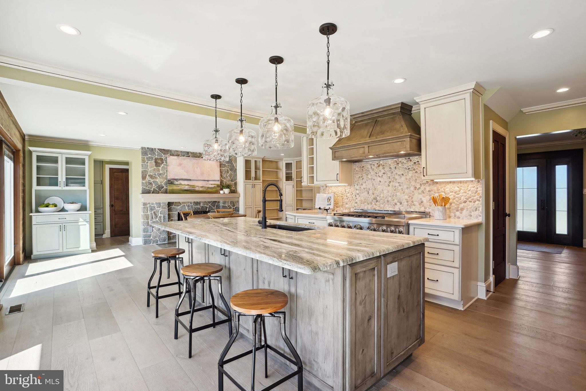 SKYLINE MANOR - Residential