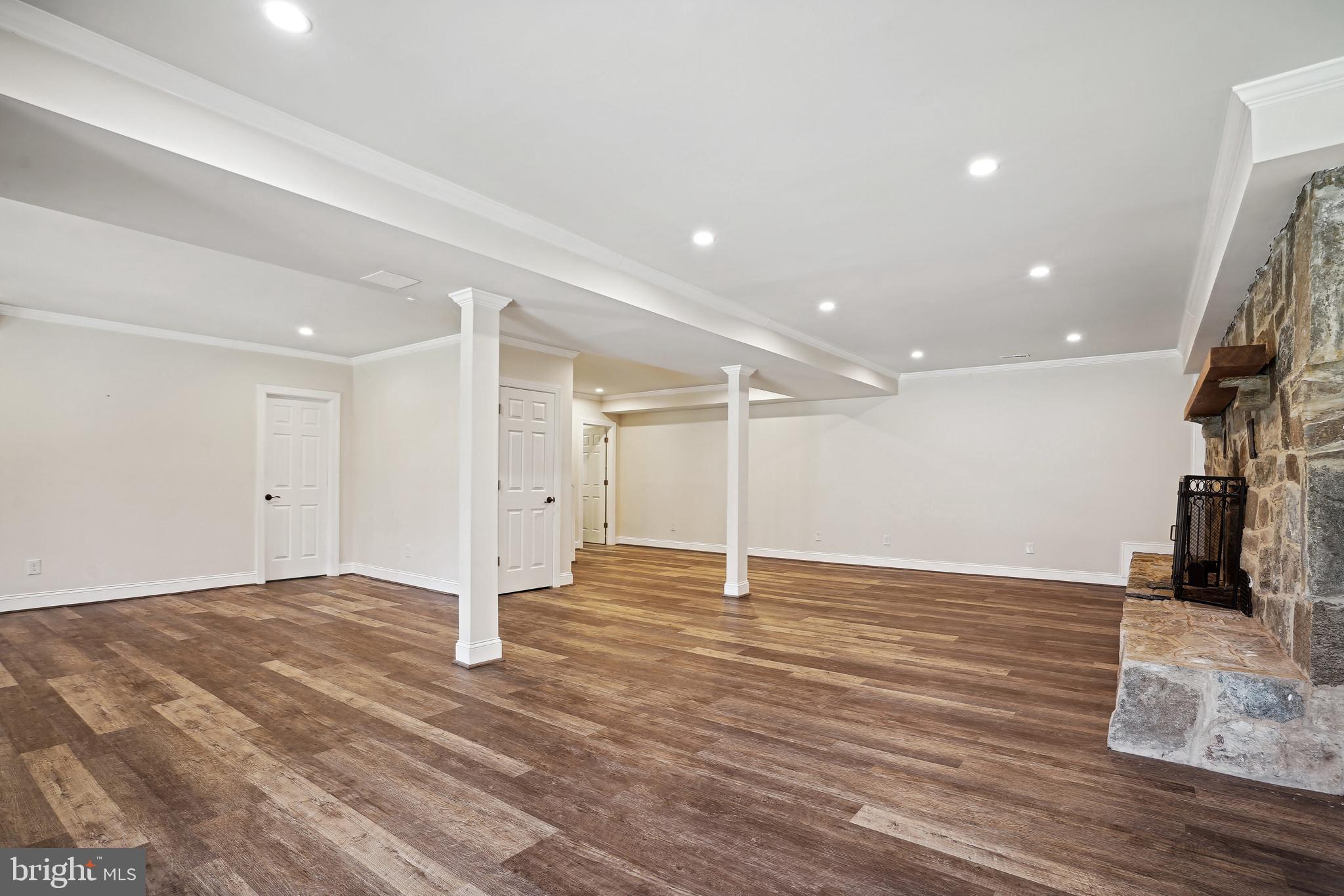 SKYLINE MANOR - Residential