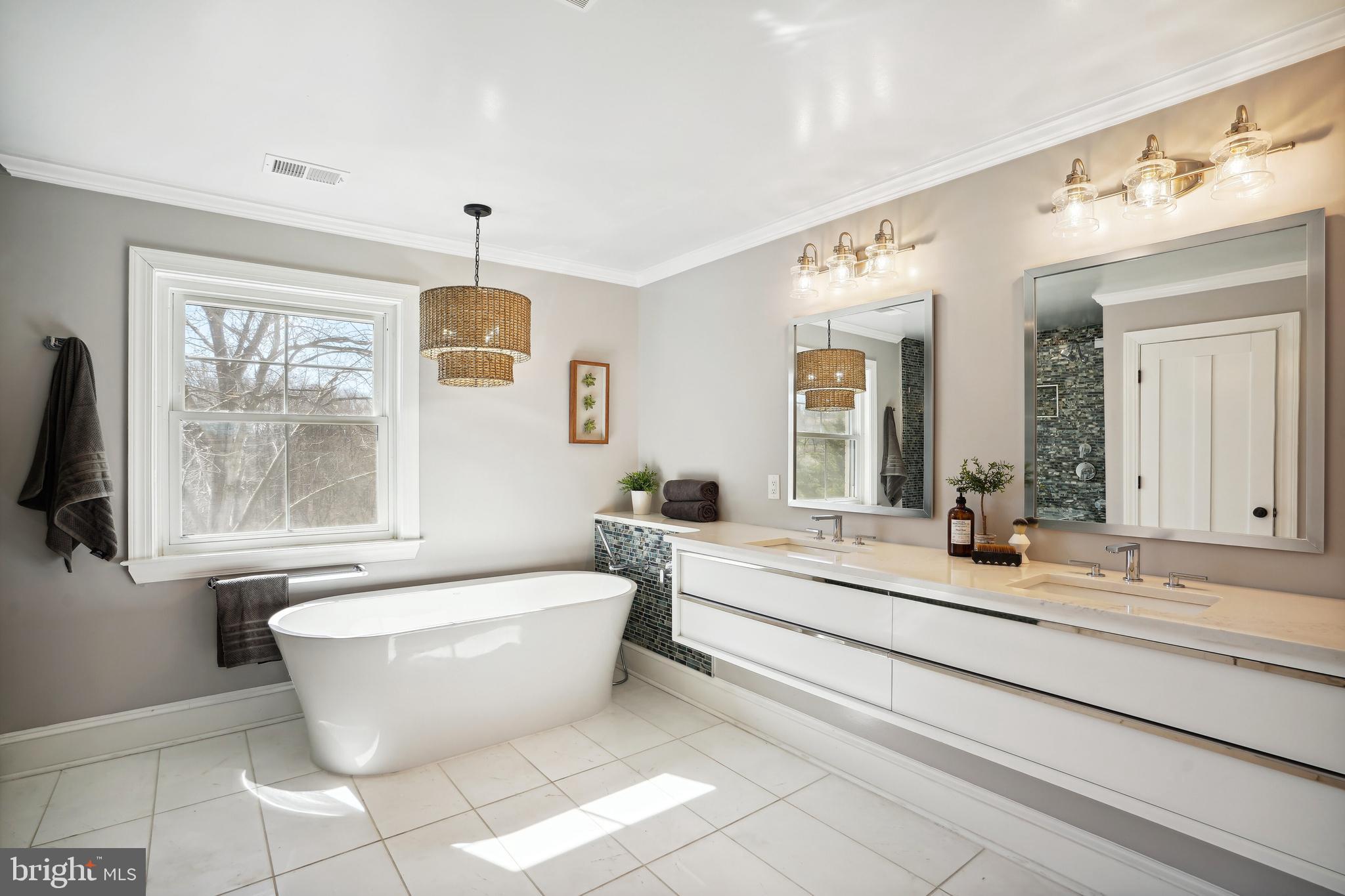 SKYLINE MANOR - Residential