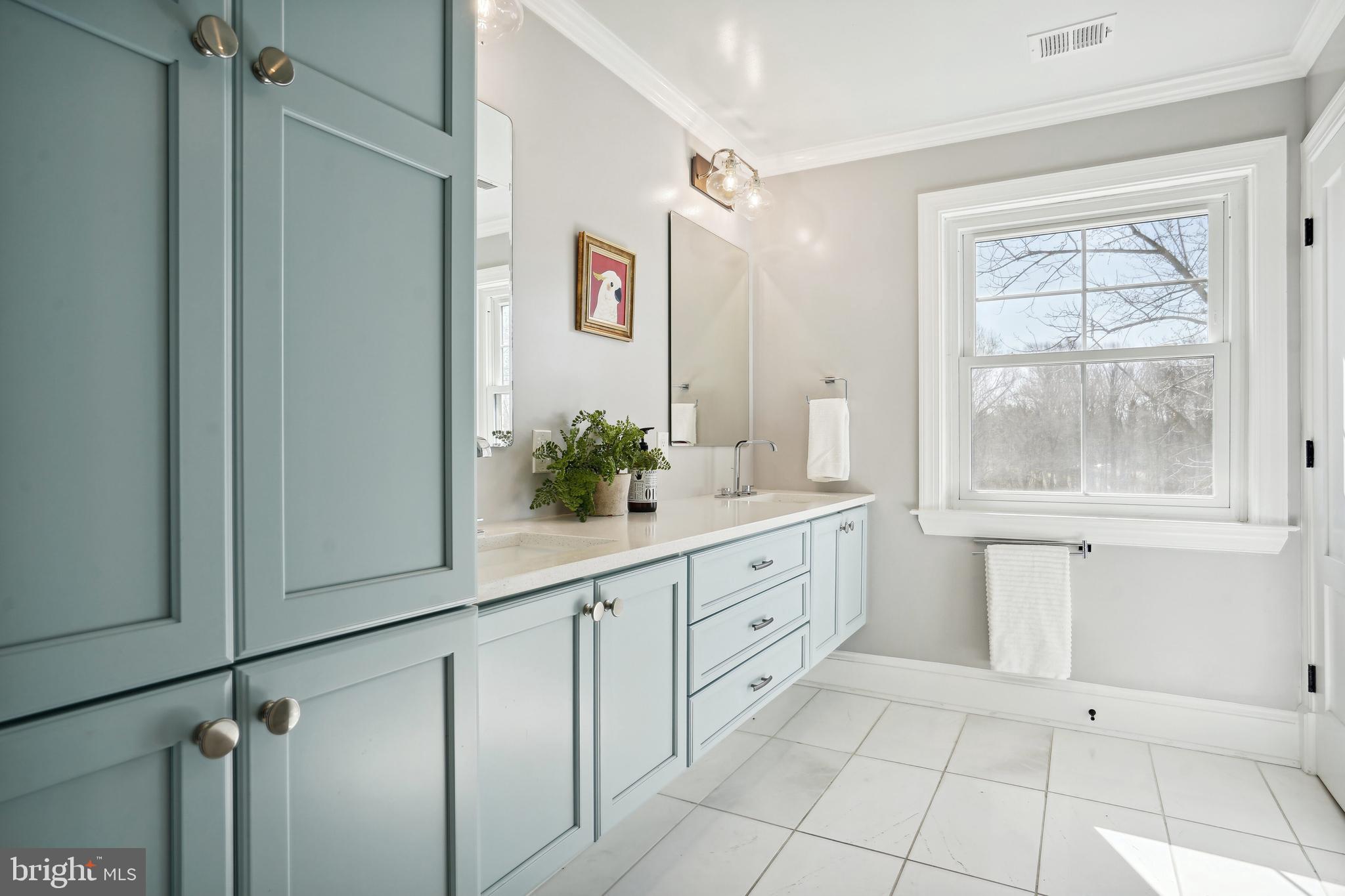 SKYLINE MANOR - Residential