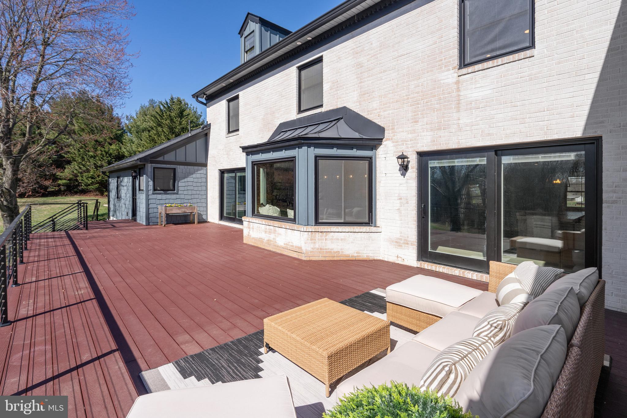 SKYLINE MANOR - Residential