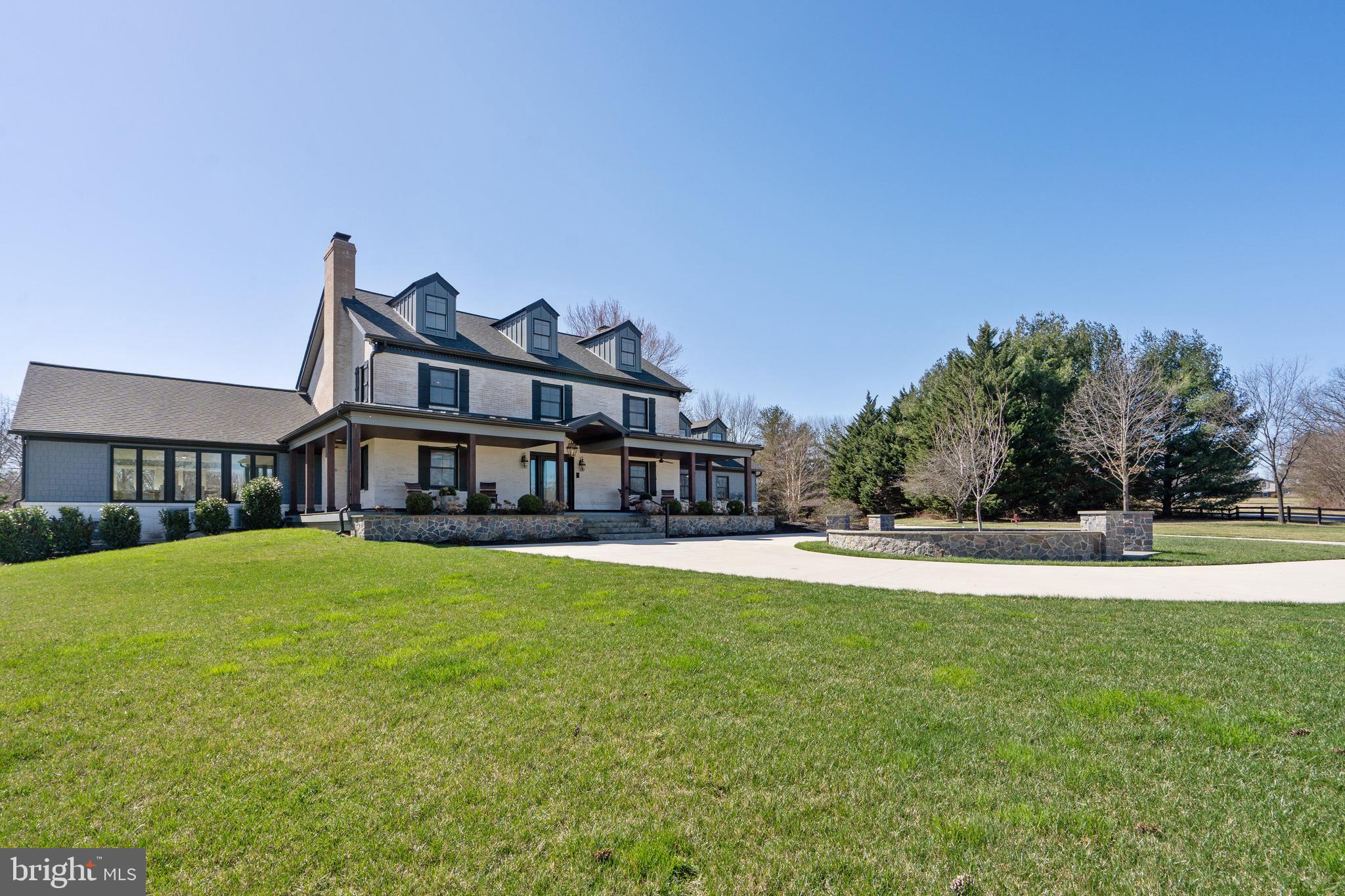 SKYLINE MANOR - Residential