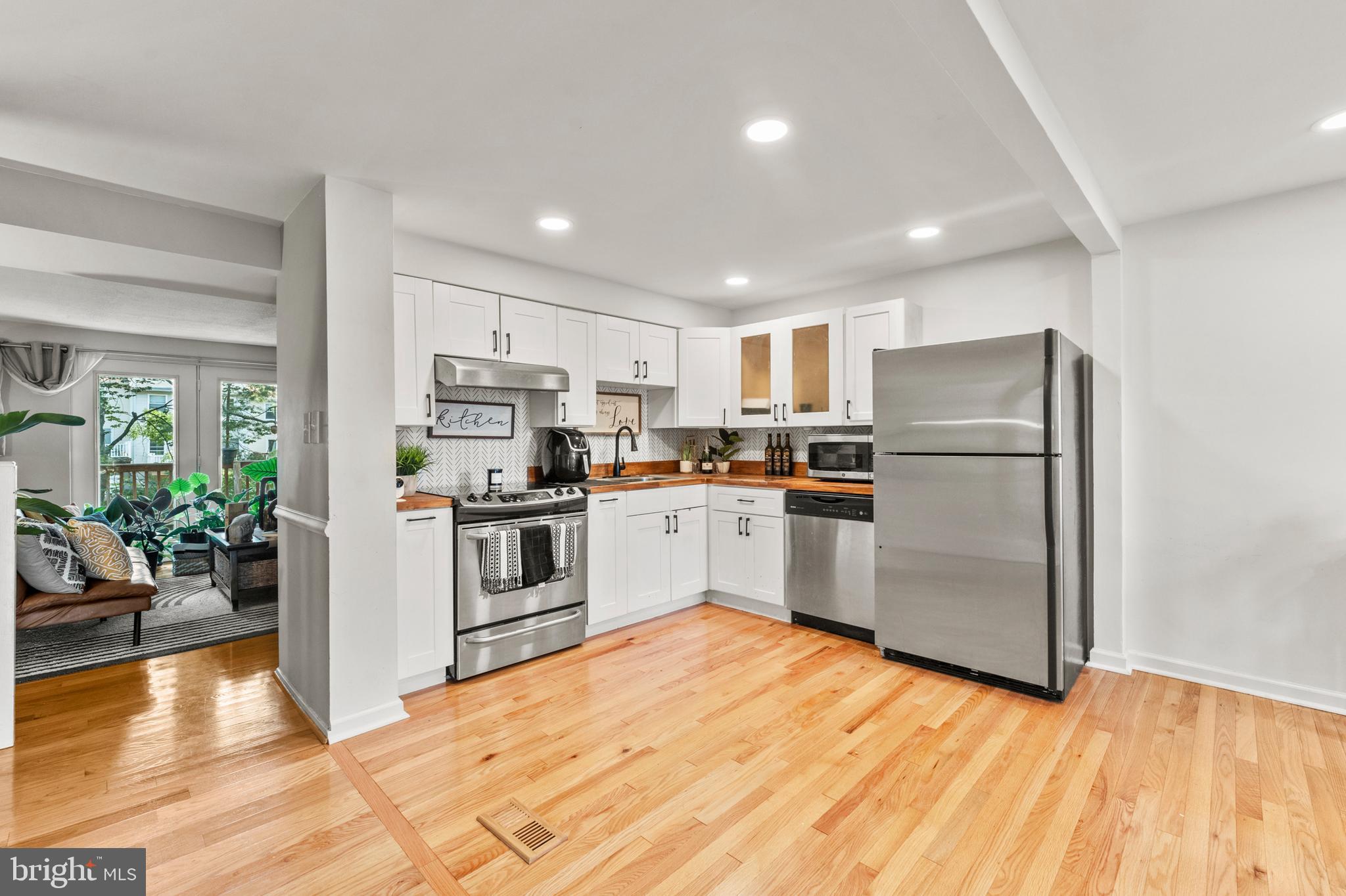 6 CROSSWALL COURT