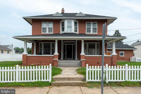 Photo of 53 E Hummelstown Street, ELIZABETHTOWN, PA 17022 (MLS # PALA2072940)