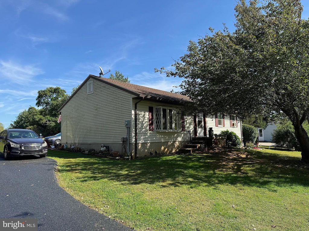 Photo of 908 Sunrise Lane, WRIGHTSVILLE, PA 17368 (MLS # PAYK2091114)