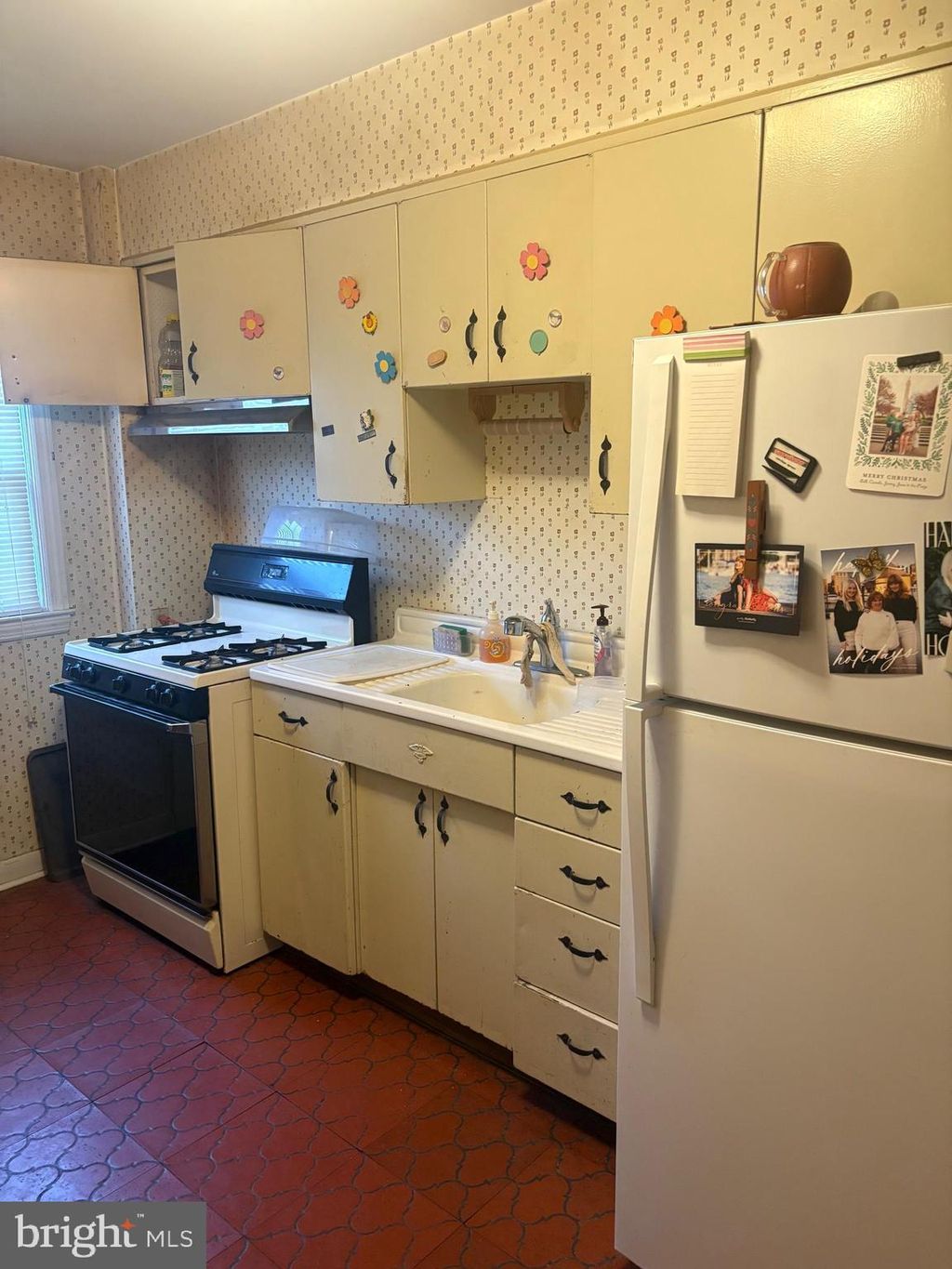 Photo of 323 Stratford Road, BALTIMORE, MD 21228 (MLS # MDBC2141614)