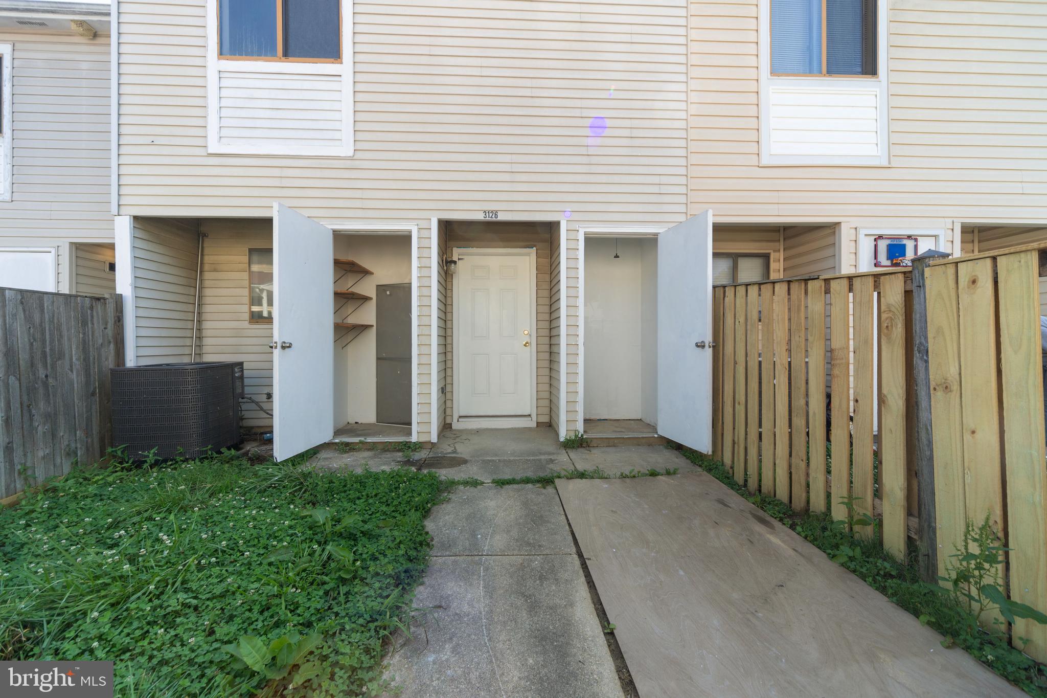 Welcome to 3126 Heahtcote Rd, a turnkey townhome in the Huntington Neighborhood! This 3bd/1ba townhome offers upgraded flooring, a spacious floorplan, updated washer/dryer and more! The open floorplan is great for entertaining and leads to the spacious kitchen. Upstairs offers three spacious bedrooms and one shared bathroom, plus access to laundry. The back yard is fully fenced in and is perfect for entertaining on summer nights! Perfect for homeowners or adding to your rental portfolio, this home is sure to impress!