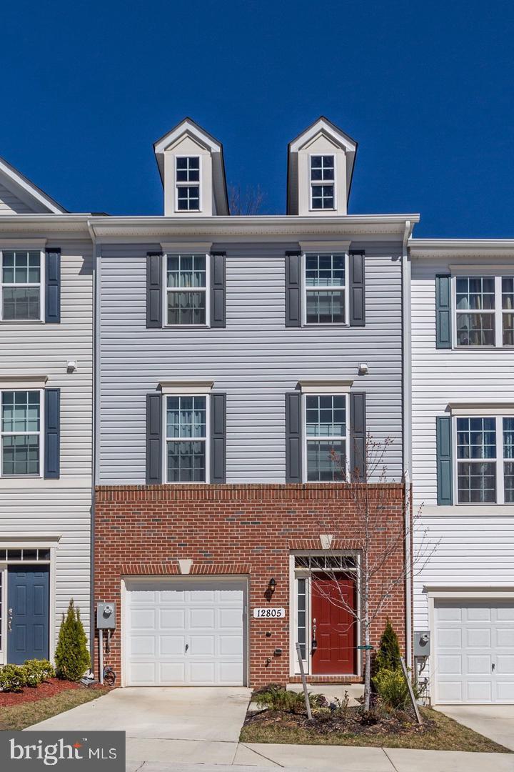 Gorgeous townhouse for rent. Hardwood floors, granite countertops, rear private balcony, remote access parking garage & more.