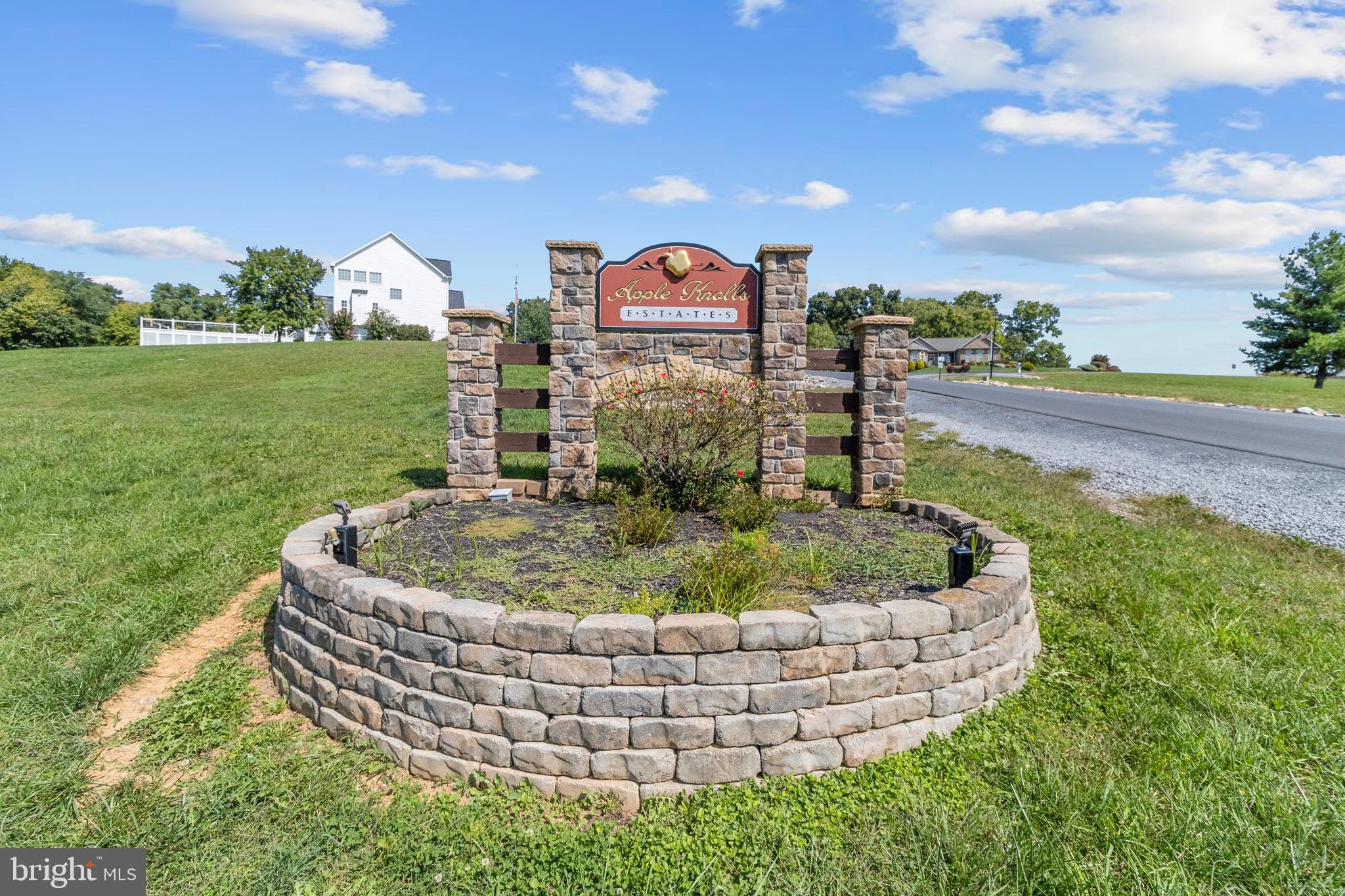 APPLE KNOLLS ESTATES - Residential