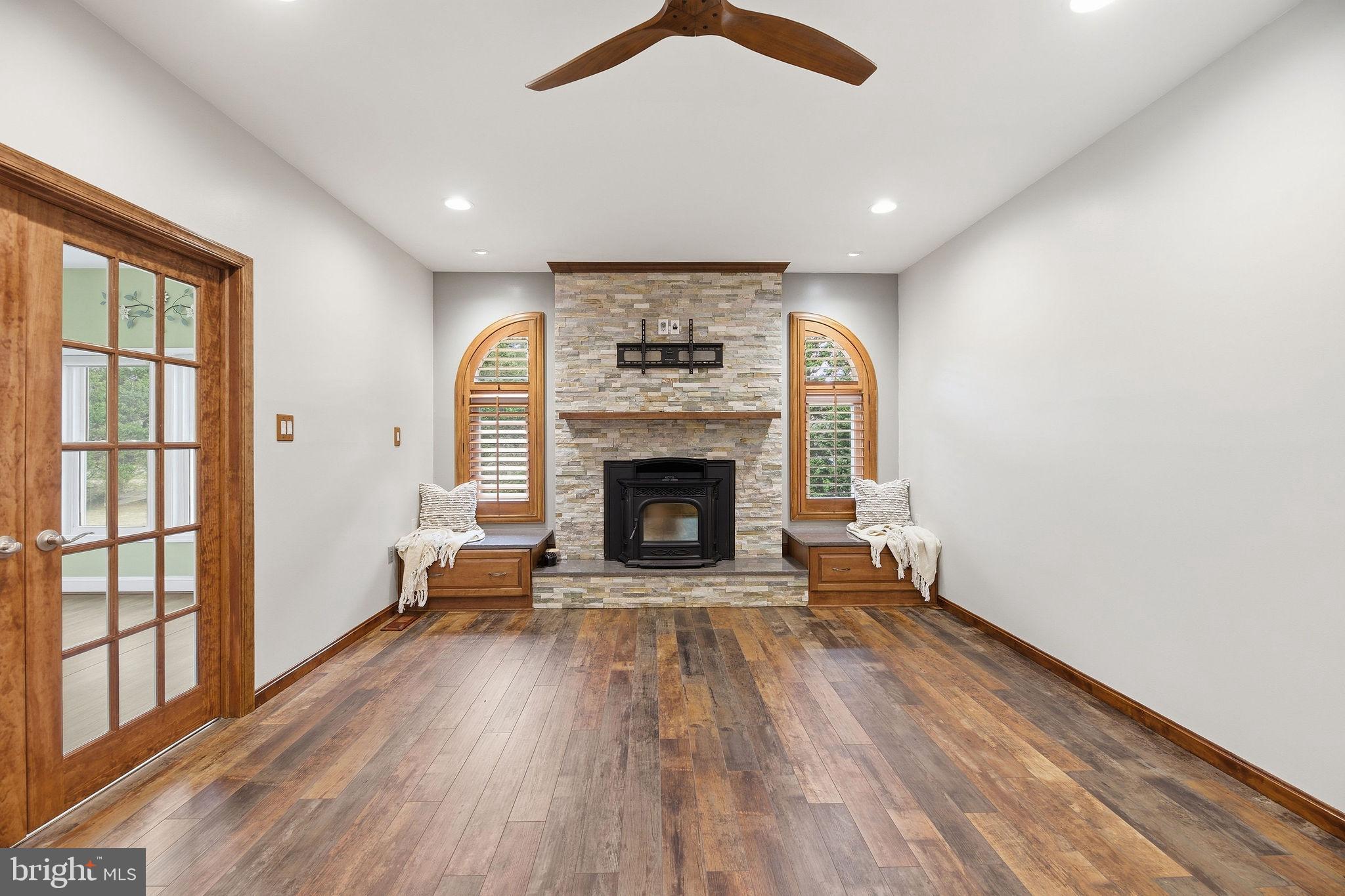 WHISPERING WOODS - Residential