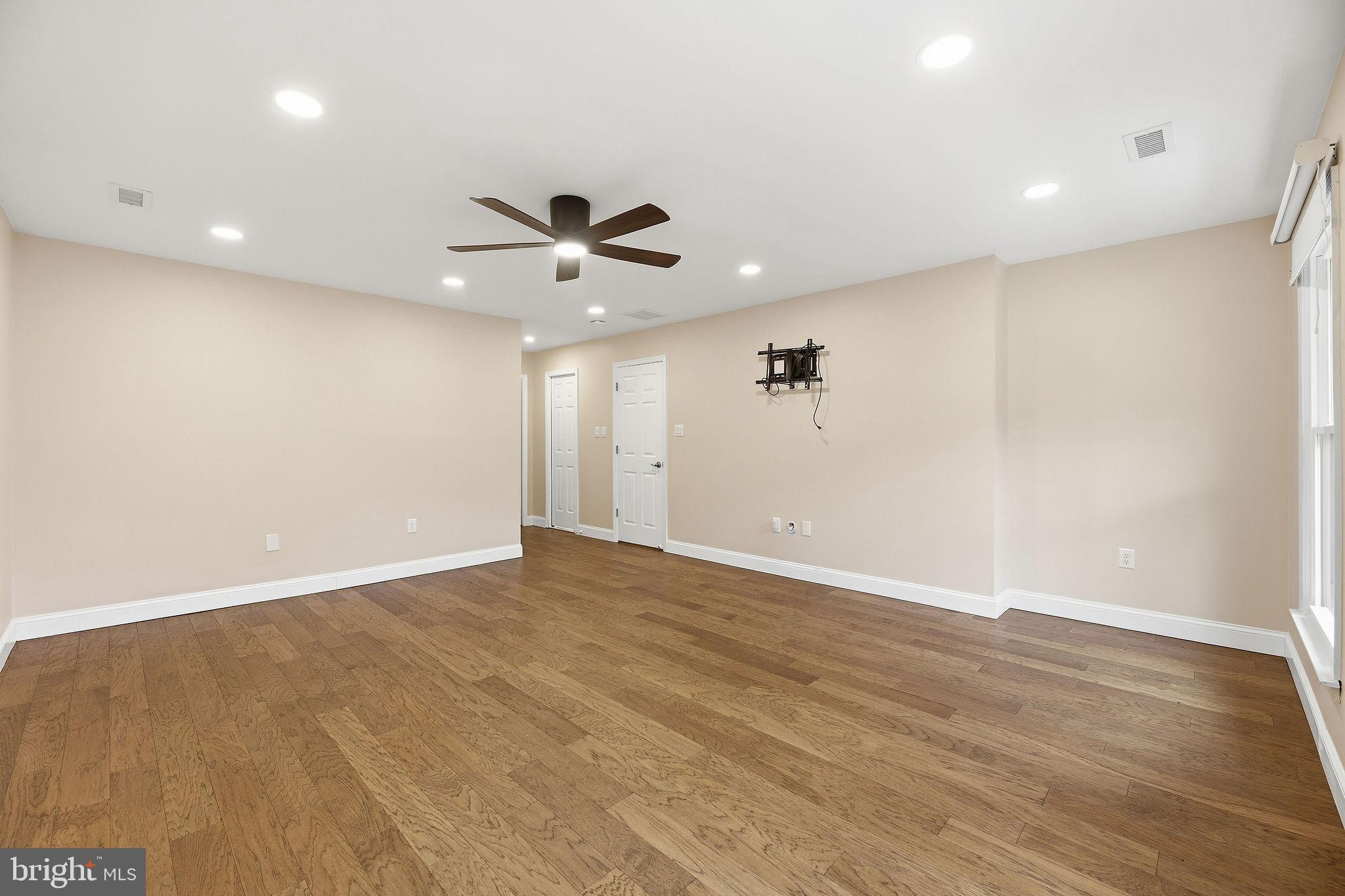 WHISPERING WOODS - Residential