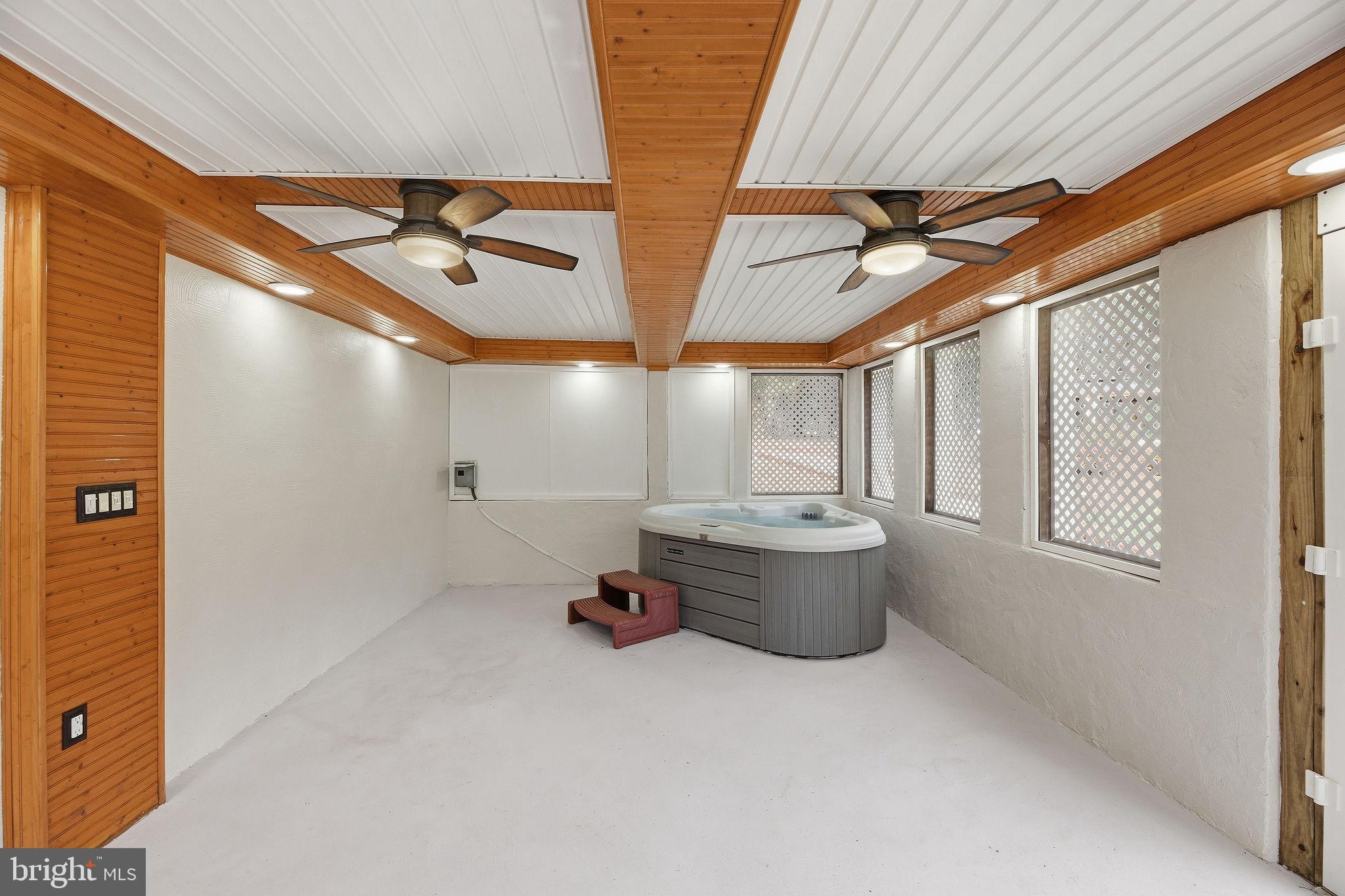 WHISPERING WOODS - Residential