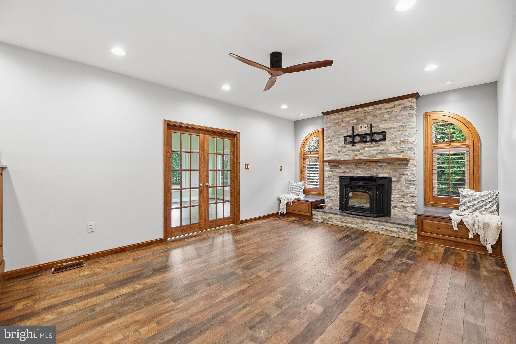 WHISPERING WOODS - Residential