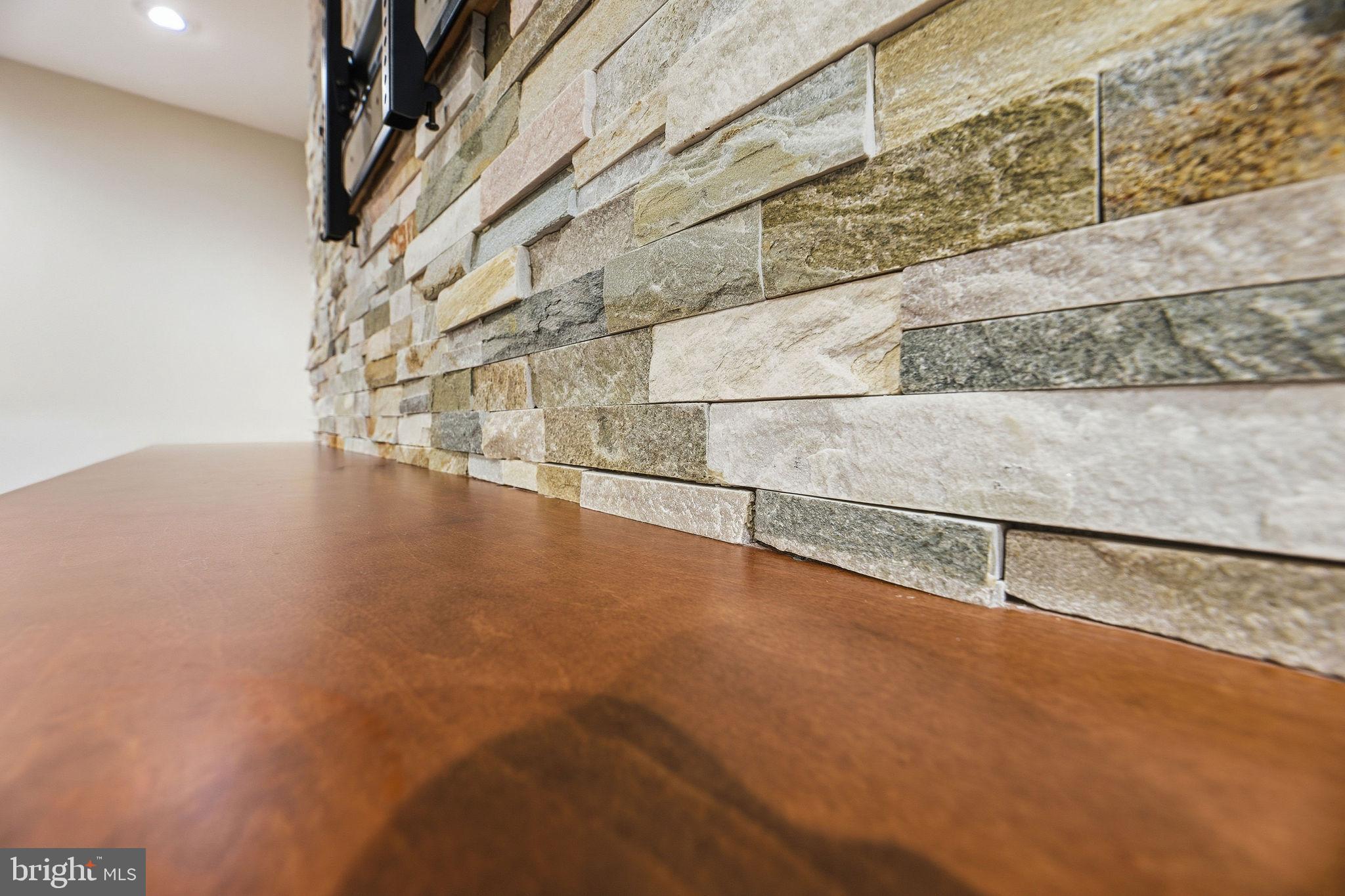 WHISPERING WOODS - Residential