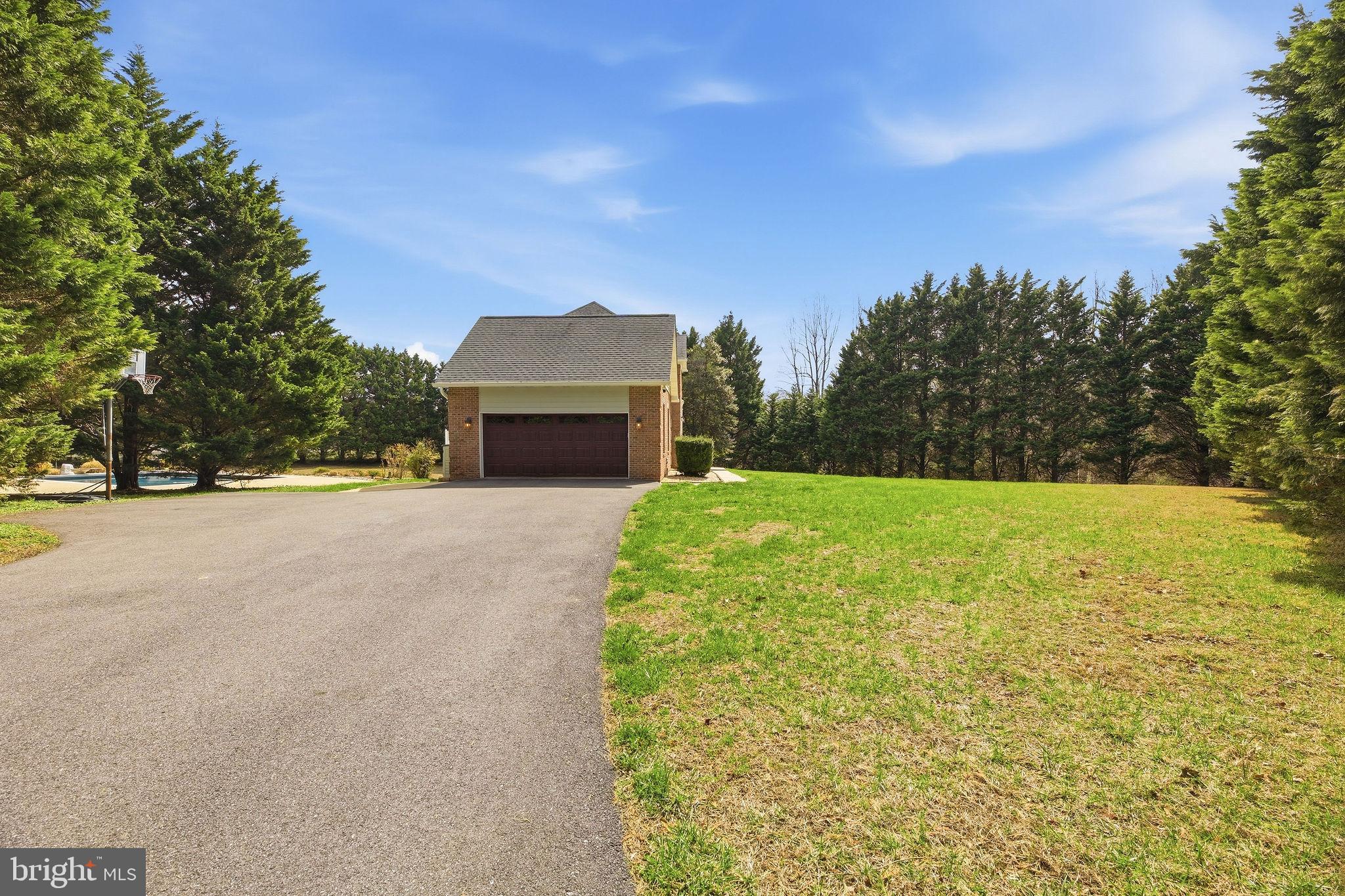 WHISPERING WOODS - Residential