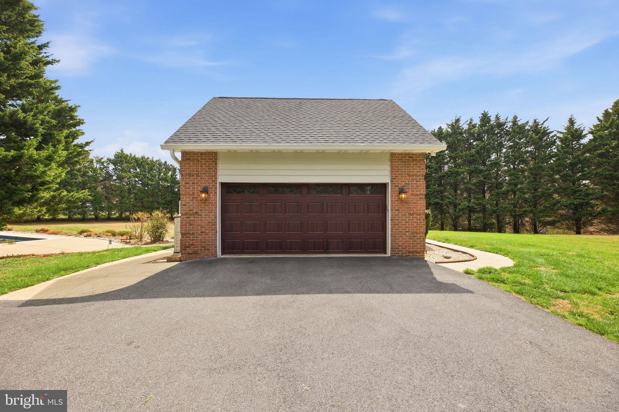 WHISPERING WOODS - Residential