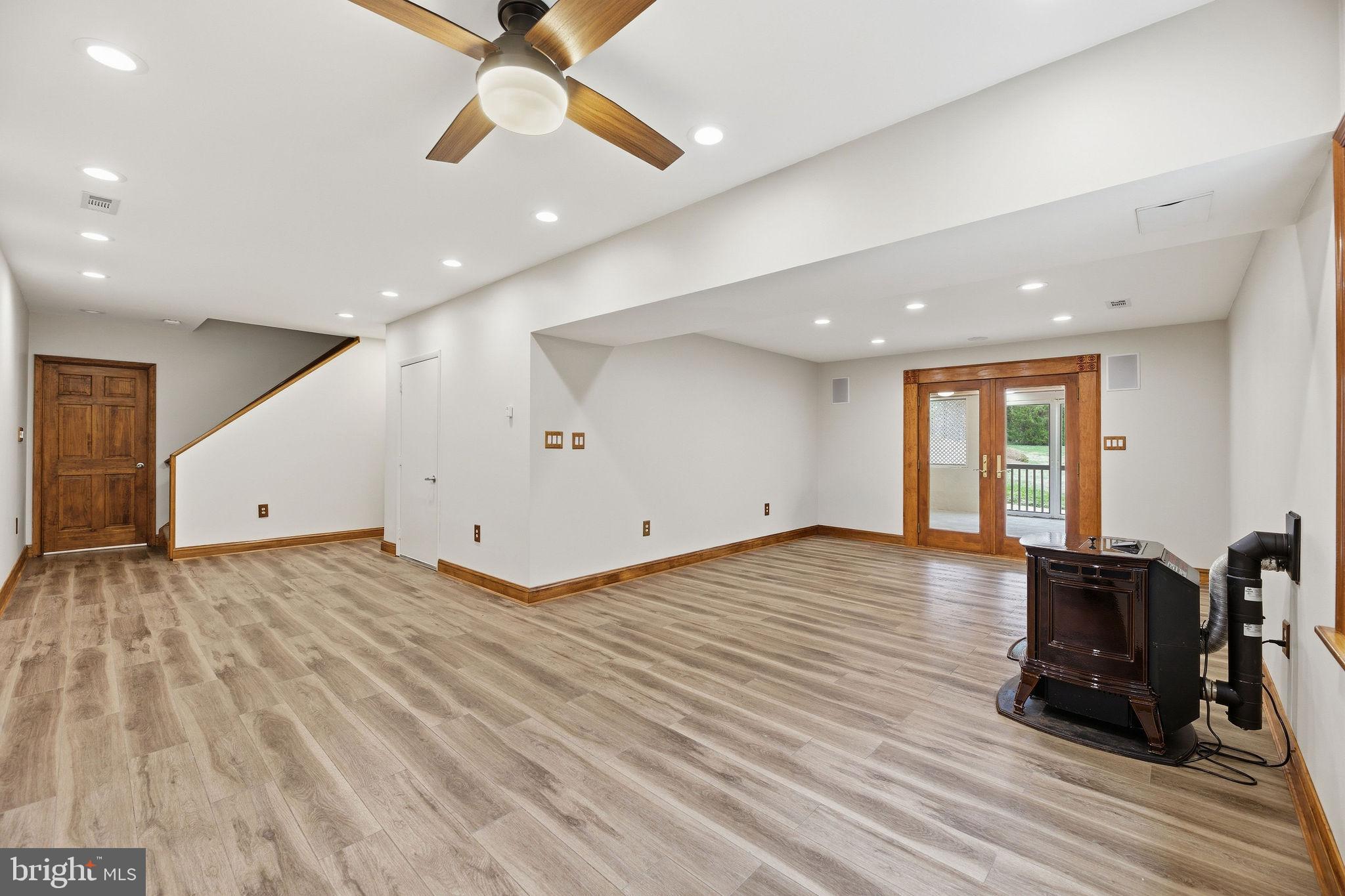 WHISPERING WOODS - Residential