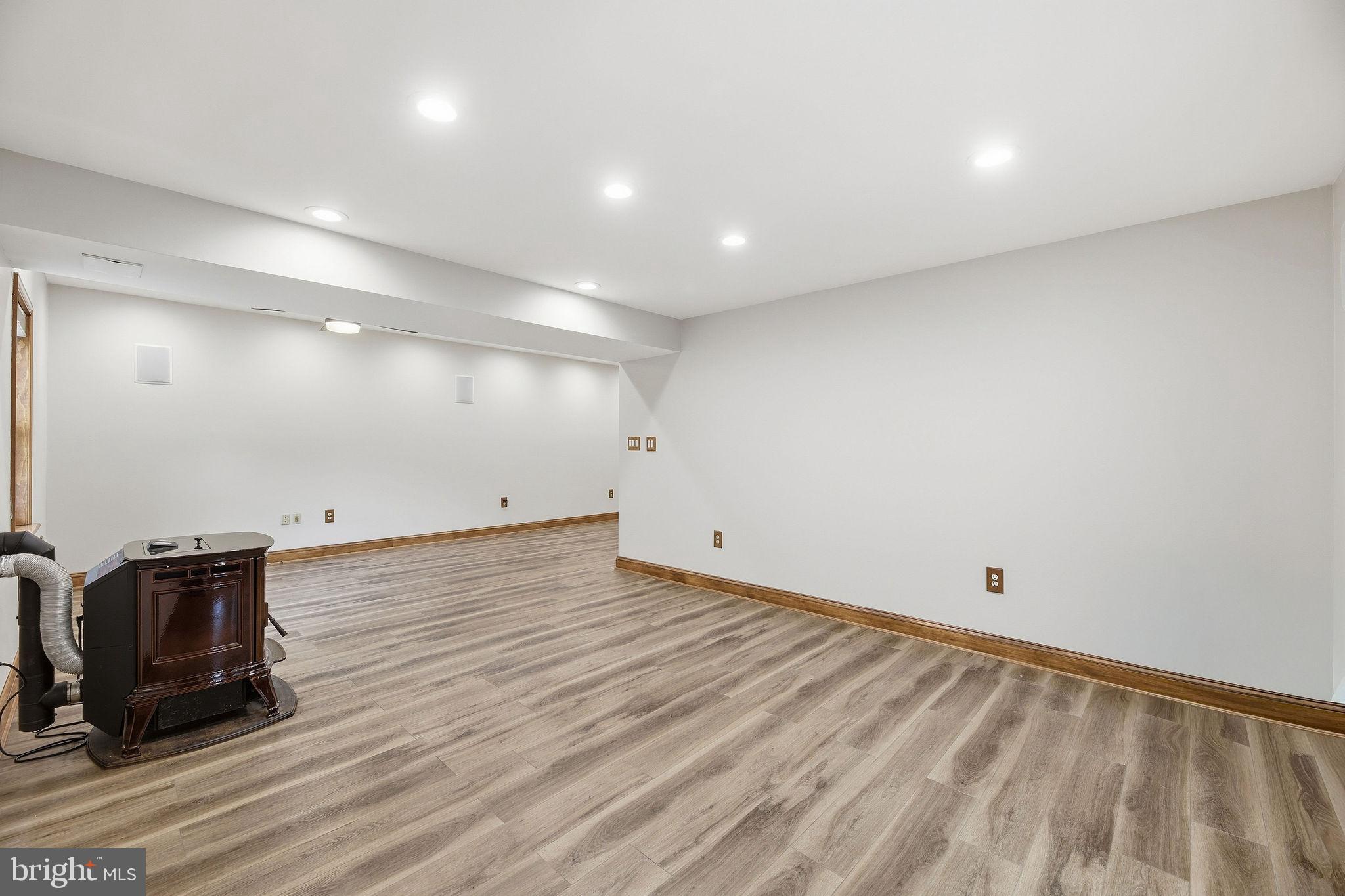 WHISPERING WOODS - Residential