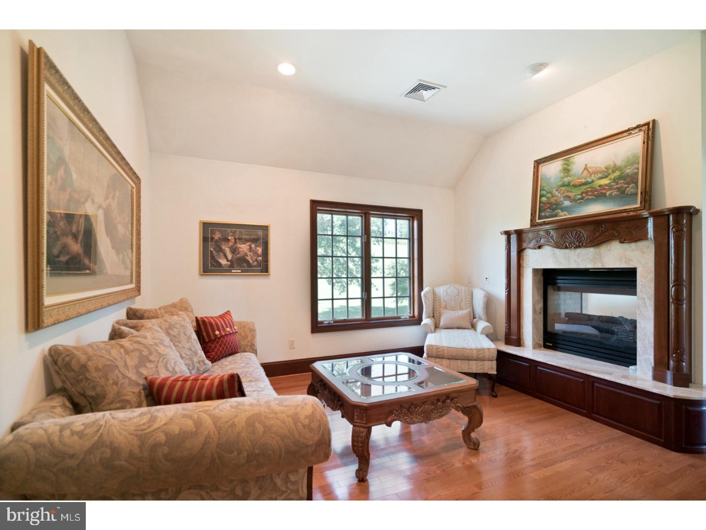 ROLLING HILLS - Residential