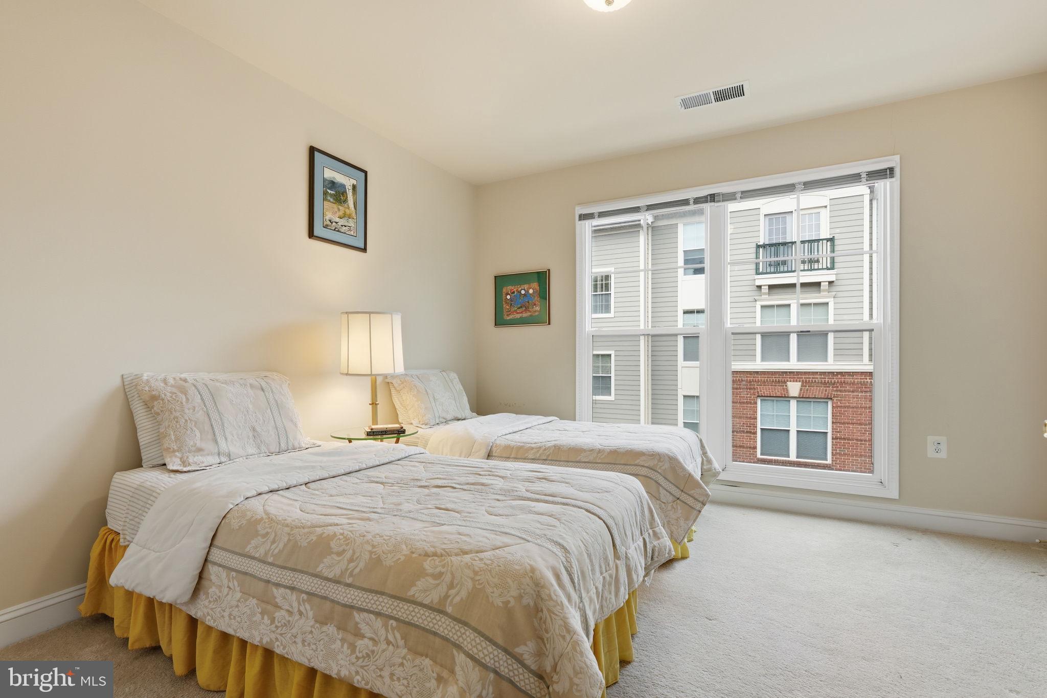 SAINTSBURY PLAZA - Residential