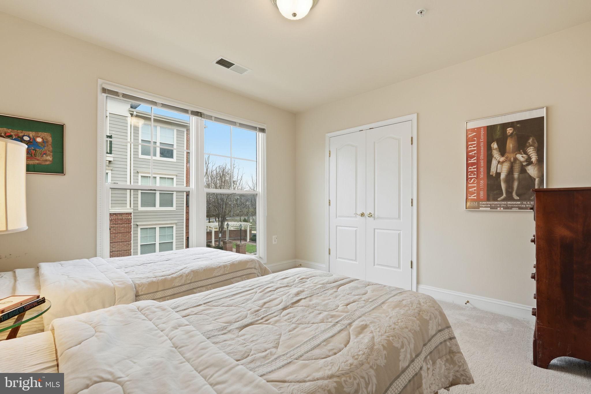 SAINTSBURY PLAZA - Residential