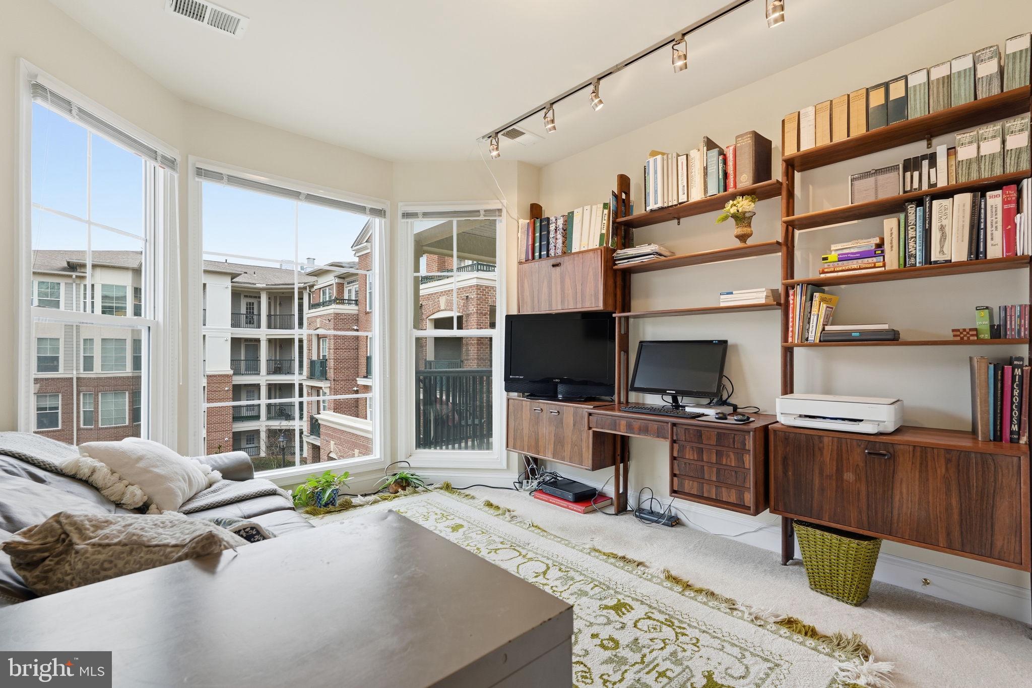 SAINTSBURY PLAZA - Residential