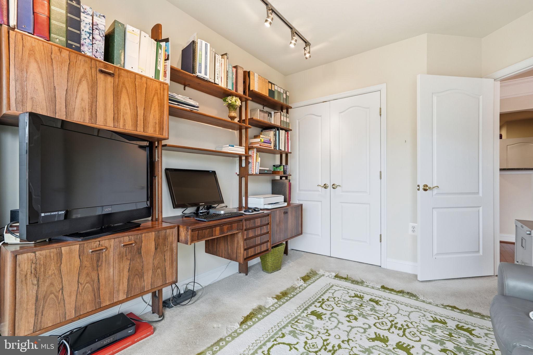 SAINTSBURY PLAZA - Residential