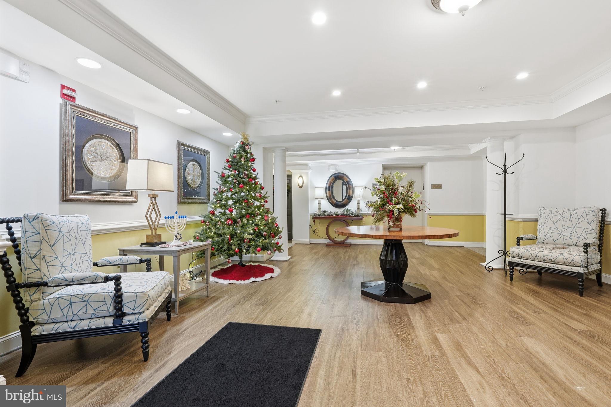 SAINTSBURY PLAZA - Residential