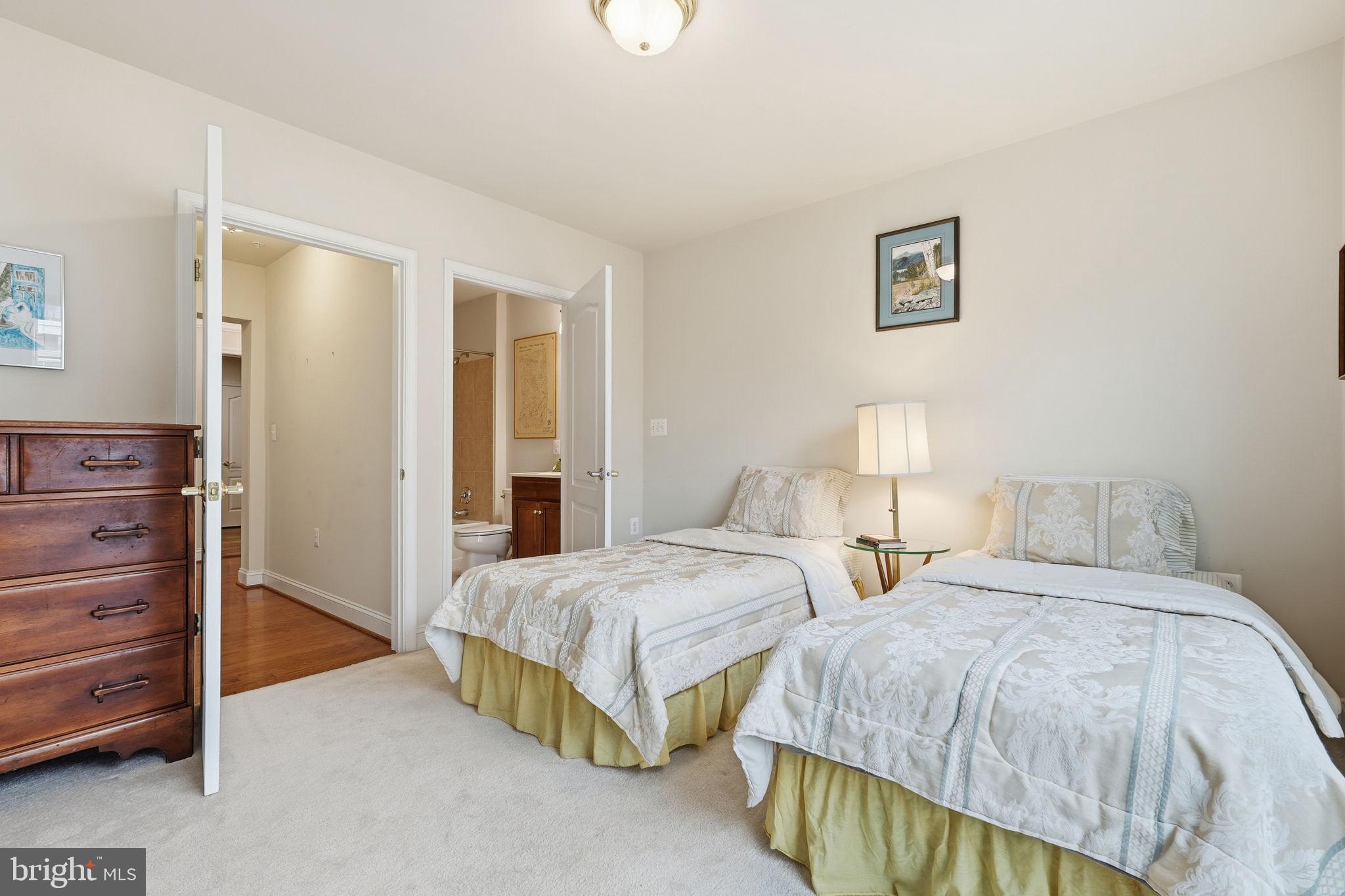 SAINTSBURY PLAZA - Residential