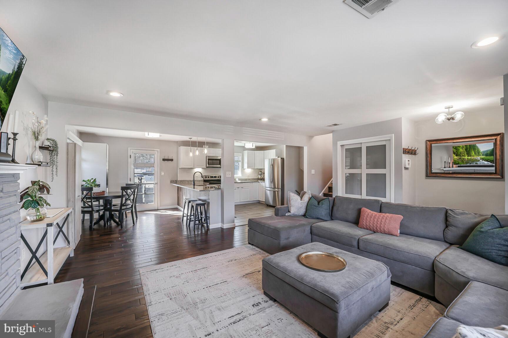 HICKORY KNOLL - Residential