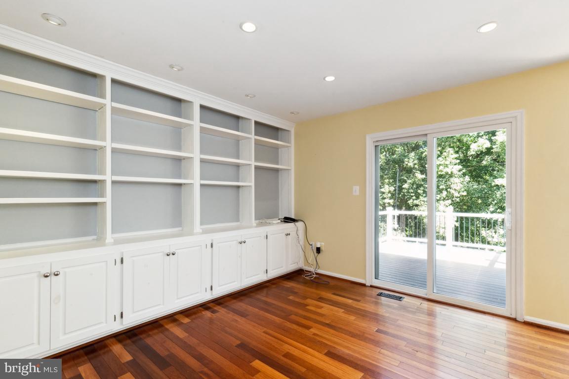 ASHBURN VILLAGE - Residential