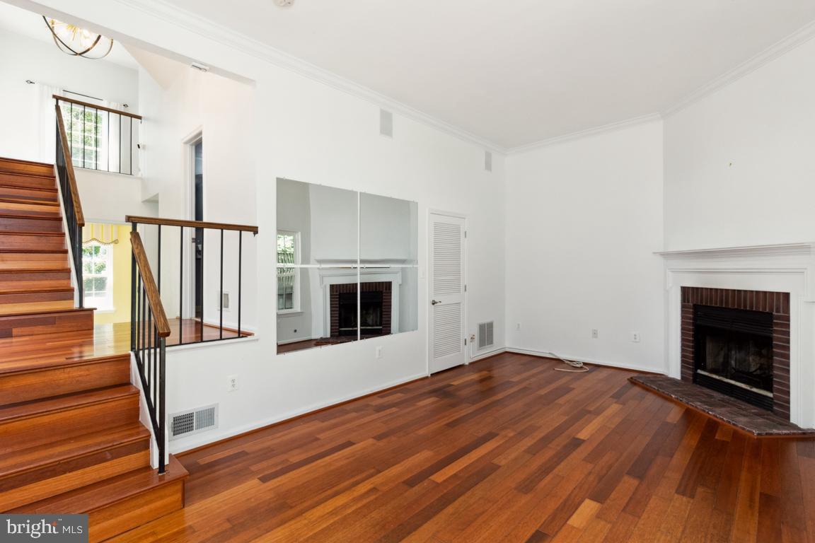 ASHBURN VILLAGE - Residential