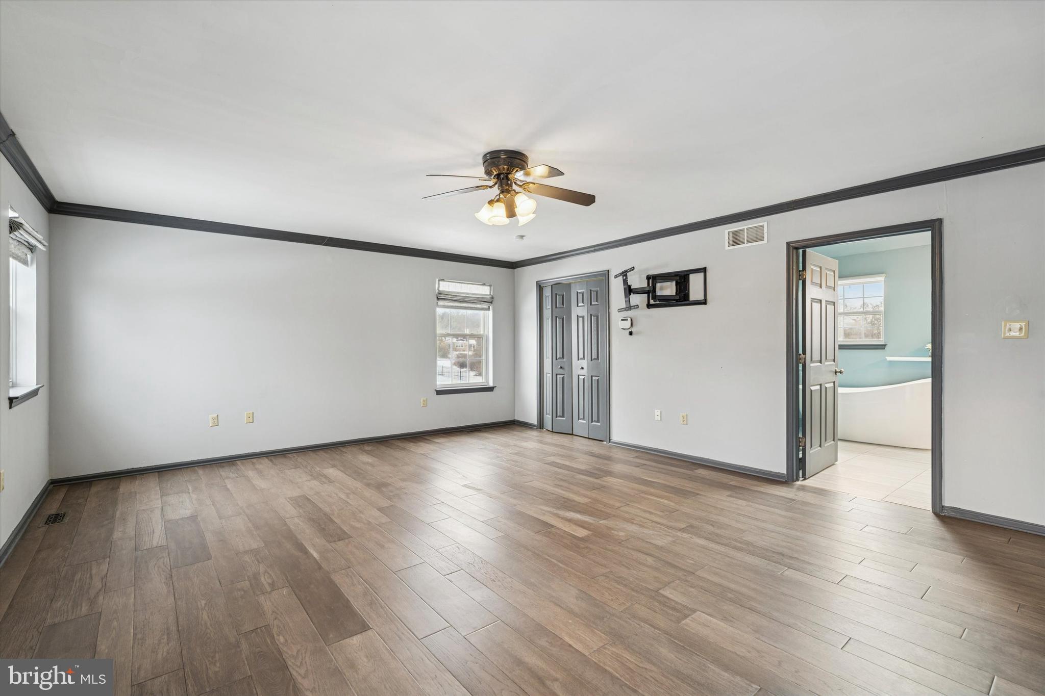 WOODED GLEN - Residential