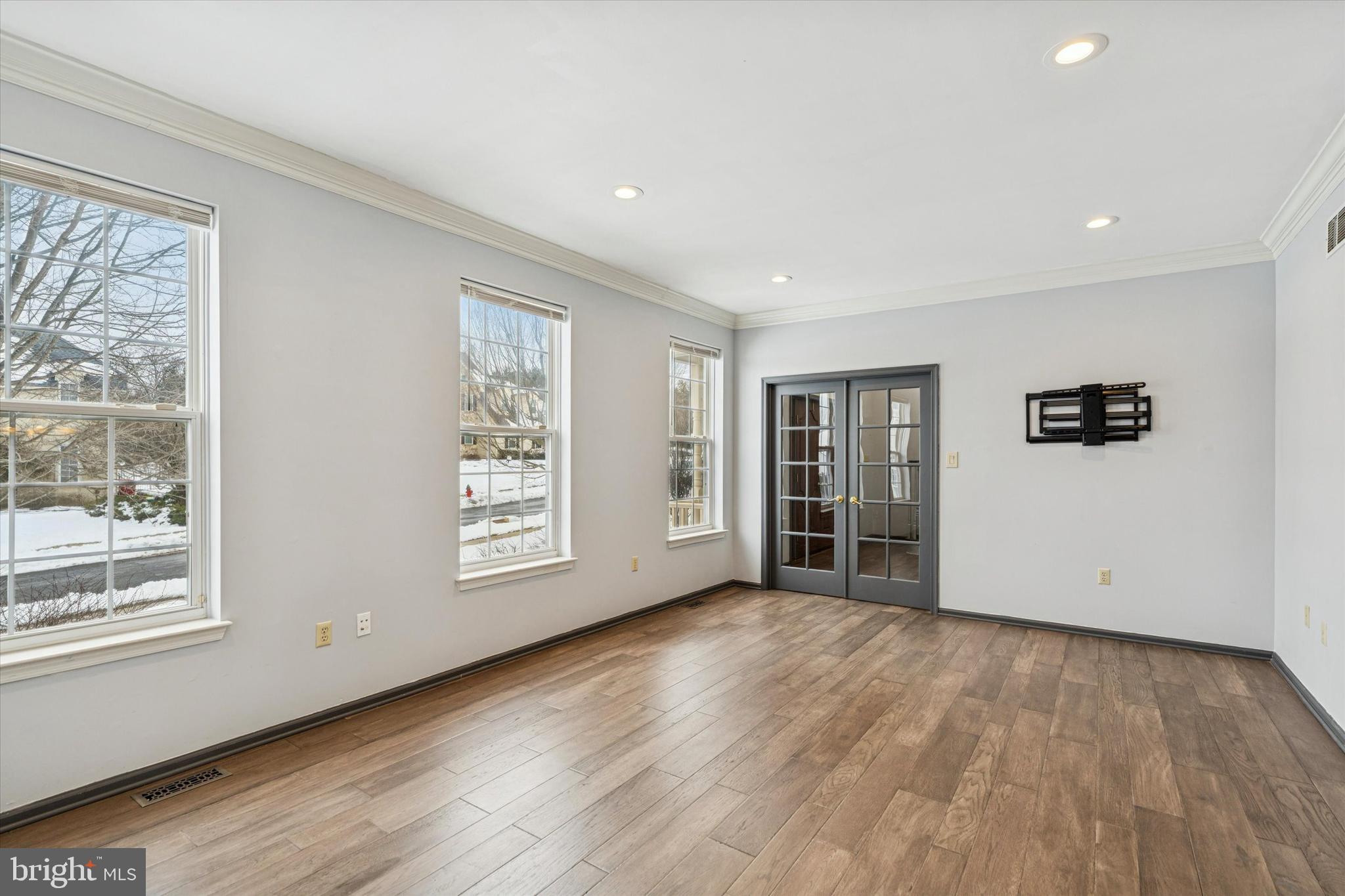 WOODED GLEN - Residential