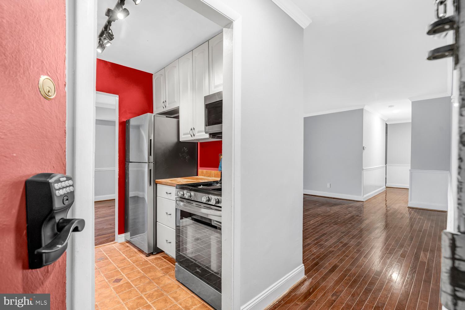 3961 LYNDHURST DRIVE 303
