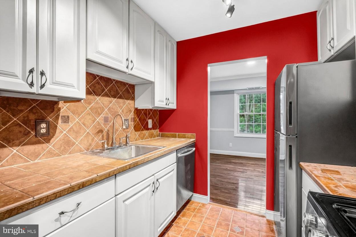 3961 LYNDHURST DRIVE 303