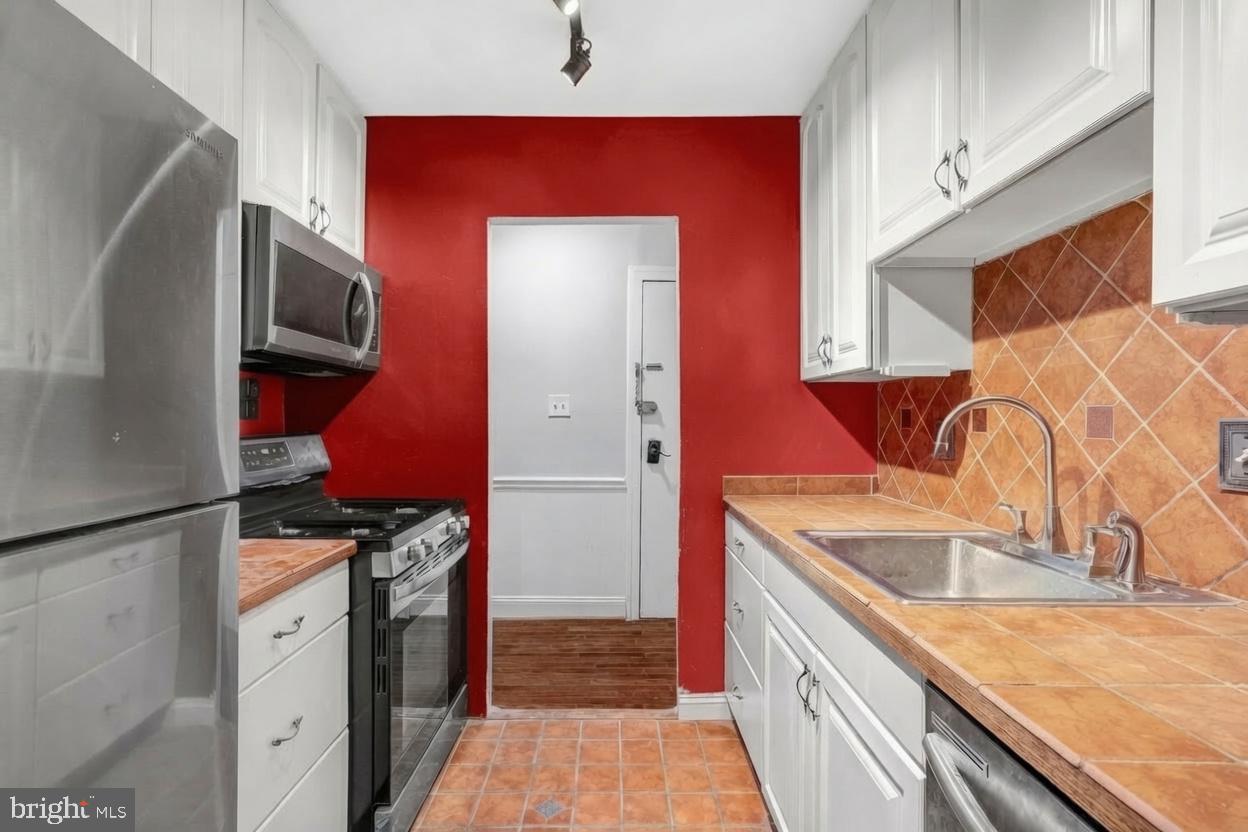 3961 LYNDHURST DRIVE 303
