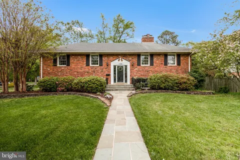 1106 Emerald Drive, Alexandria, VA MLS: VAFX2235770