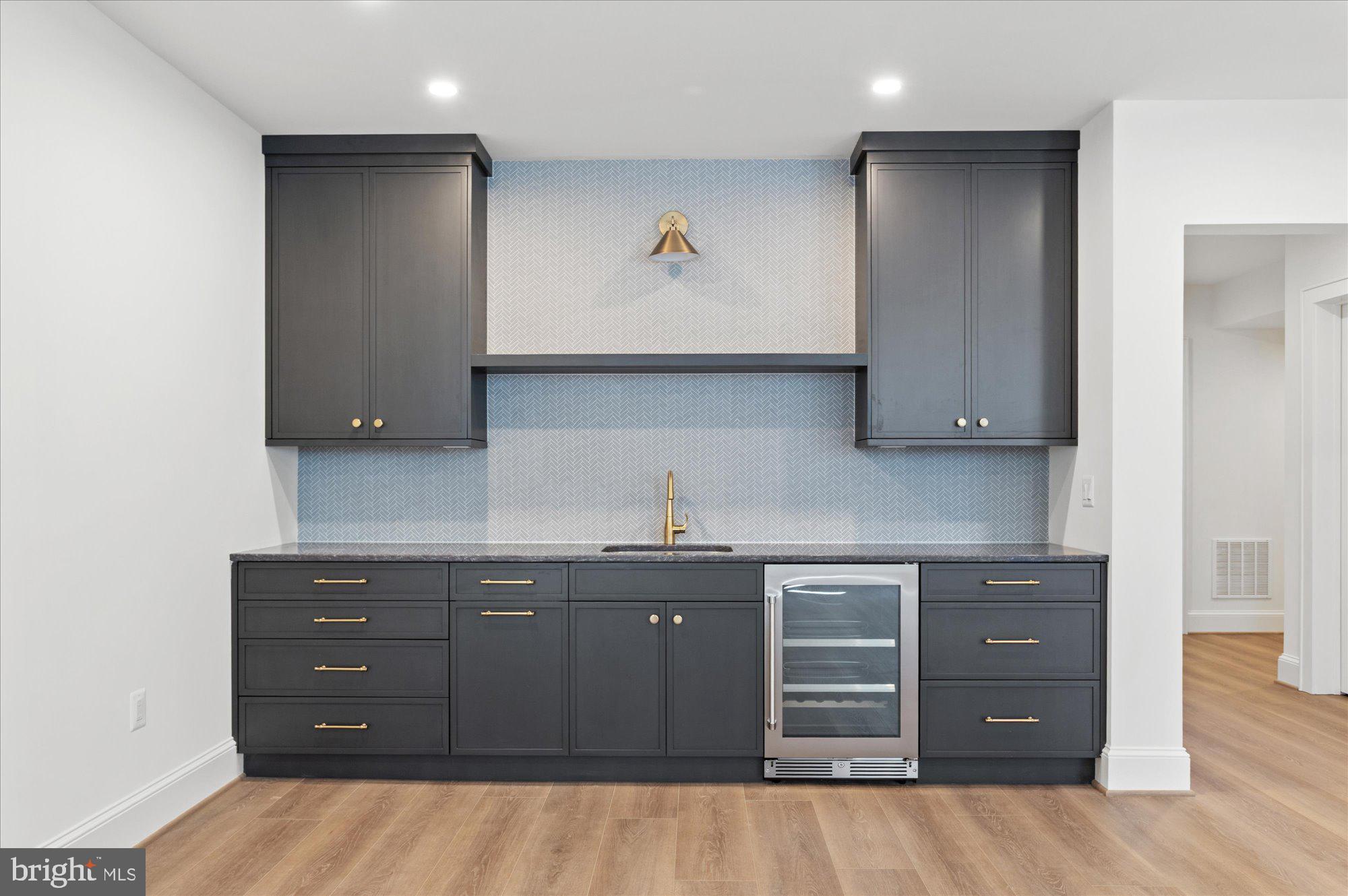 JAMESTOWN VILLAGE - Residential