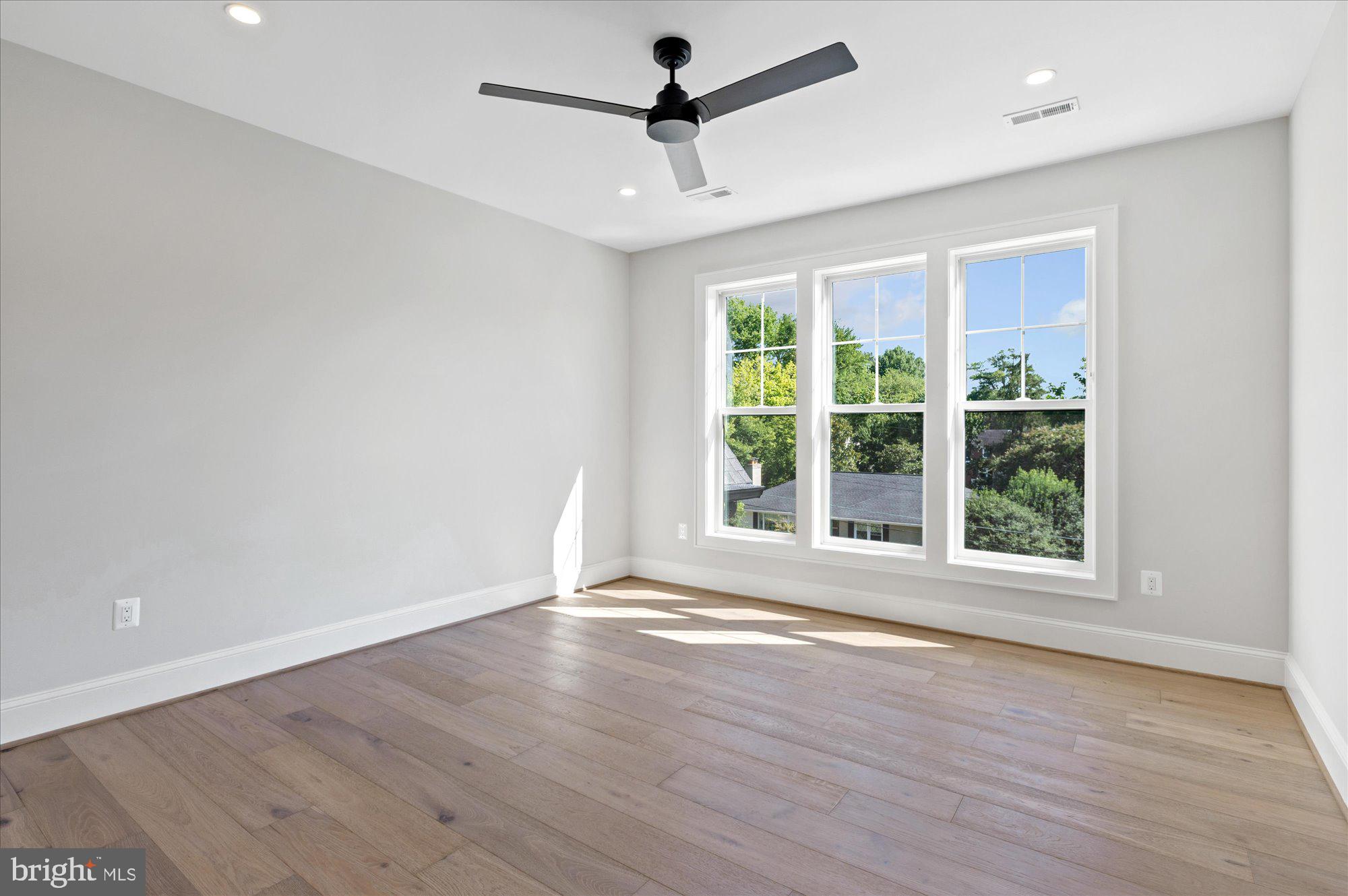 JAMESTOWN VILLAGE - Residential