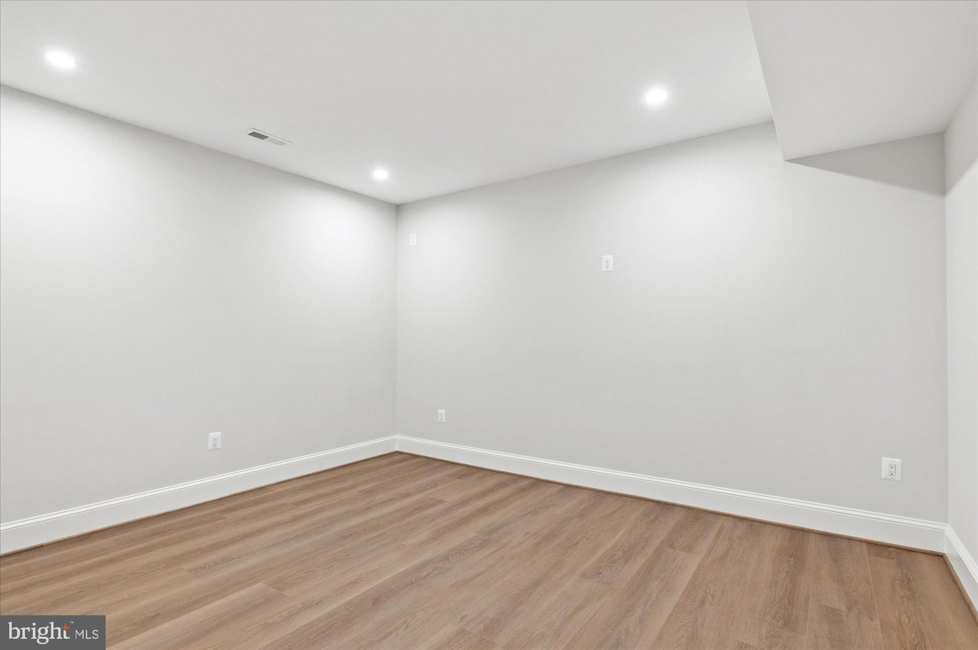 JAMESTOWN VILLAGE - Residential