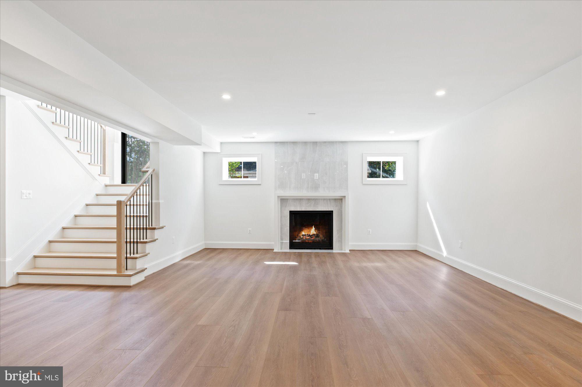 JAMESTOWN VILLAGE - Residential