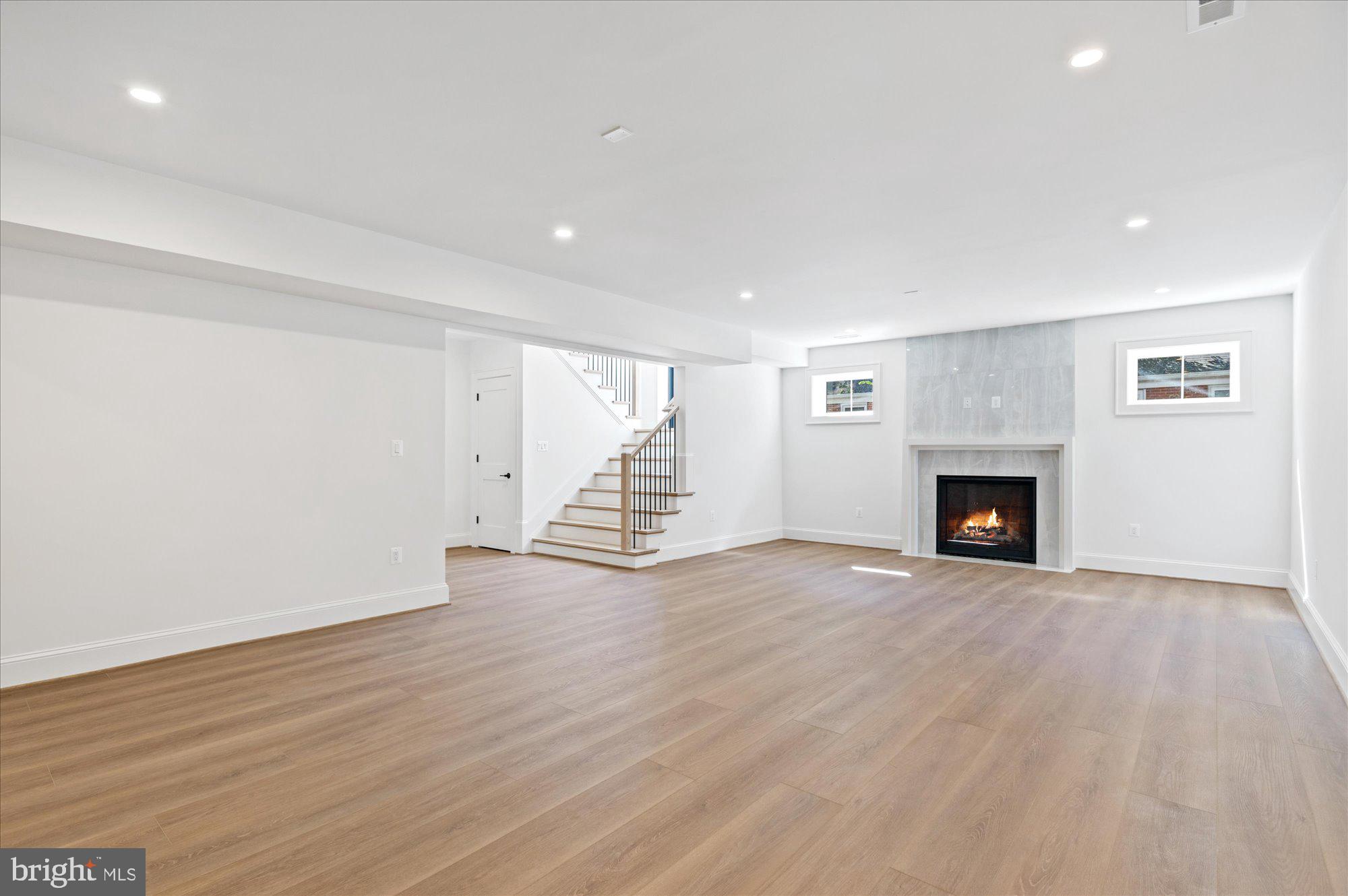 JAMESTOWN VILLAGE - Residential