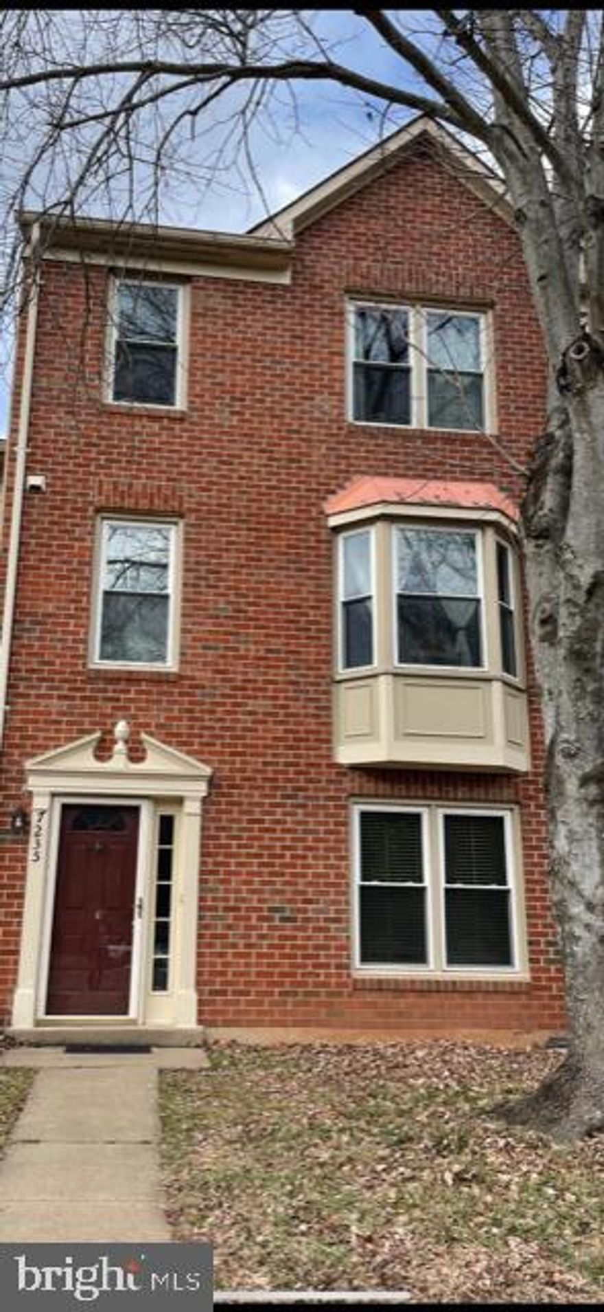 Hurry, don't miss this possibly to "Own" while interest rates remain low!   Opportunity presents this well appointed; approx 2000 sqft Interior Townhome waiting for your personal touches in the desirable location of the Ballsford community.  Seller prefers Universal Title Stafford for Settlement.  Pre-Approved Buyers will want to have your Buying Power in hand and ready before scheduling a tour.  Offer deadline is Sunday, Feb 6th at 7 p.m., no exceptions.