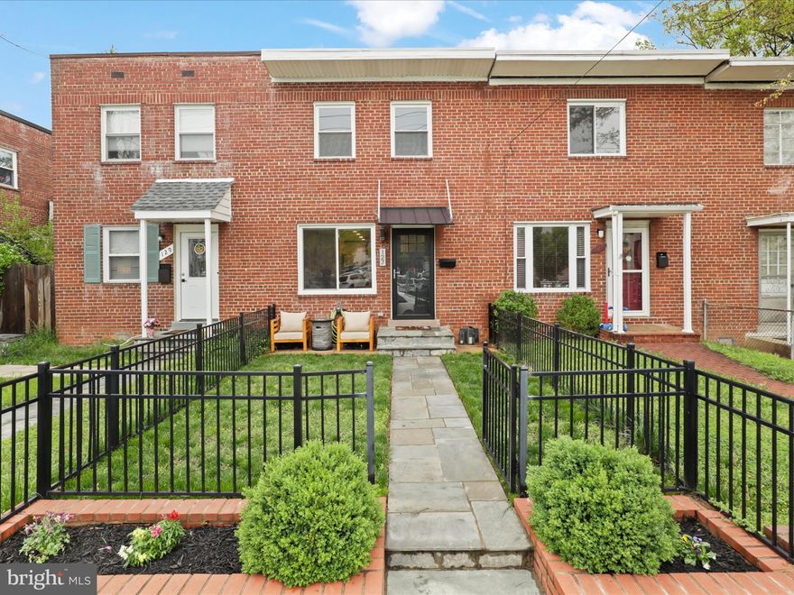 Welcome to this spacious 3 bedroom home in Hume Springs with NO HOA! It presents beautiful, updated living and dining spaces, kitchen with stainless steel appliances, bright upper level bedrooms, and fenced front & backyards. Ideally located near parks, schools, shops, stores, restaurants and major commuter routes, DCA and the Pentagon. This is the one!