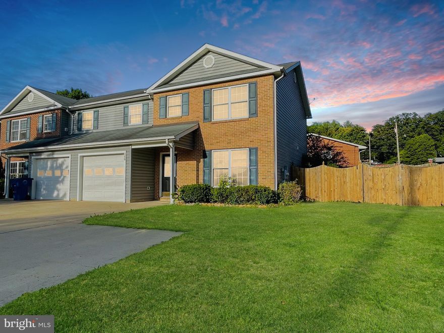 Welcome to your dream home in heart of Front Royal!! 
2 levels with 3 bedrooms, 2.5 baths, a garage, and an upstairs laundry room, this home is perfect for comfort and convenience. This recently renovated corner unit offers modern elegance and cozy charm, sittin on 0.14 acres lot for family with pets and guest to enjoy the large back yard and stunning mountain views. 10 minutes walking distance to downtown, 5 minutes driving to Luray Caverns and 3 min driving to Shenandoah river. Don't miss out on this Front Royal masterpiece - schedule your a tour today!