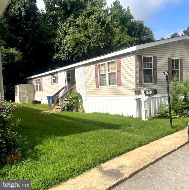 BUYERS - Please contact your buyer's agent to schedule the showings.
Well kept double wide home -3 bedrooms ,2 full bath , master bedroom with soak tub, separate shower, double vanity, very large walk in close .Mobile home in Fernwood Park community. 2 assigned parking spaces in front of home and additional visitor parking close by. Community park with playground, picnic table & basketball court. Very convenient location - mins to 495, schools, parks & shopping centers. After viewing and if the buyers are being financed, you must have a pre-approval letter from the Manufactured Home .