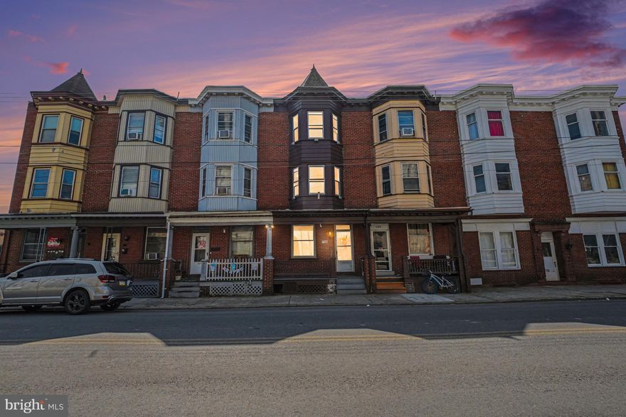 Welcome to 726 Lehman Street! This 4-bedroom, 1-bathroom home sits right in the heart of Lebanon City and offers incredible potential. Whether you're a first-time home buyer looking for an affordable place or an investor searching for your next rental property.
Come and check it out!