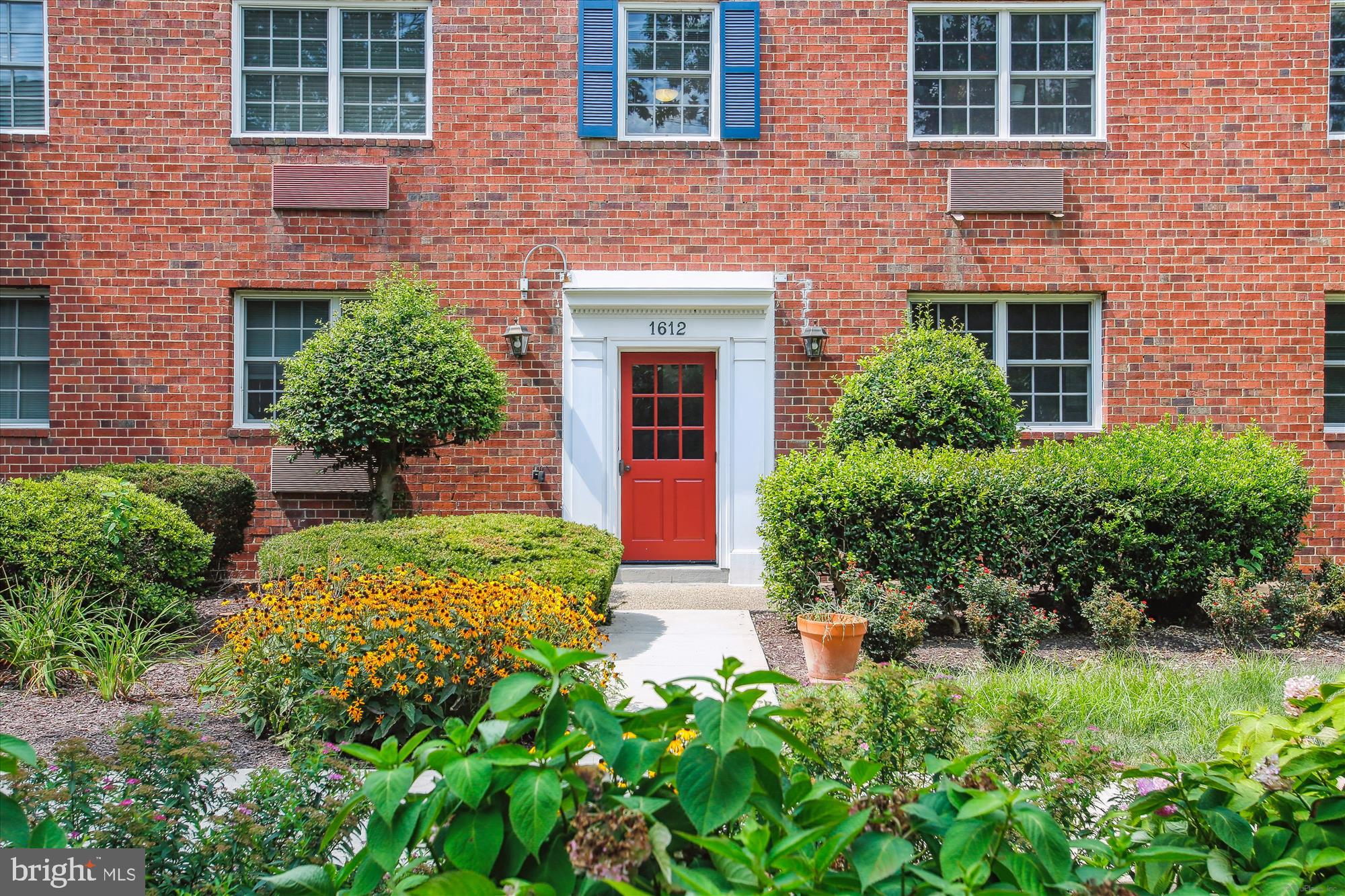 1612 W ABINGDON DRIVE 202