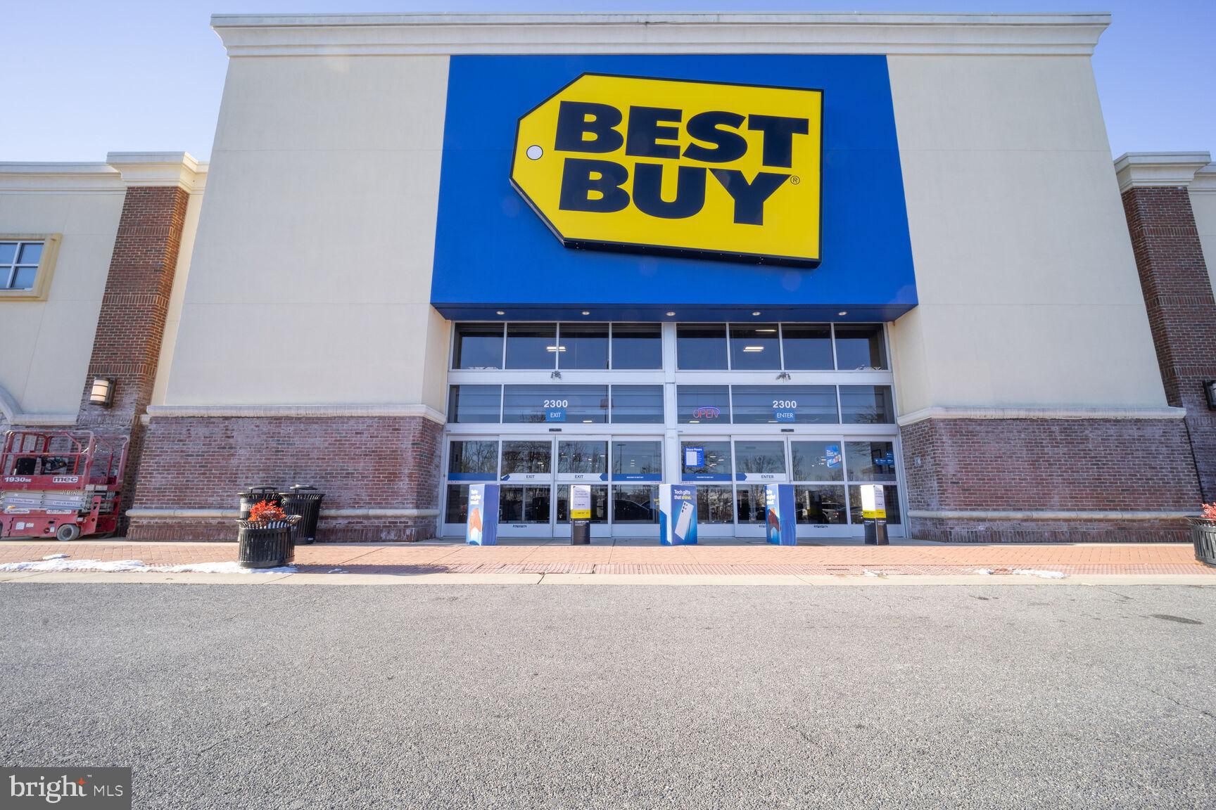 WOODMORE OVERLOOK - Residential Lease